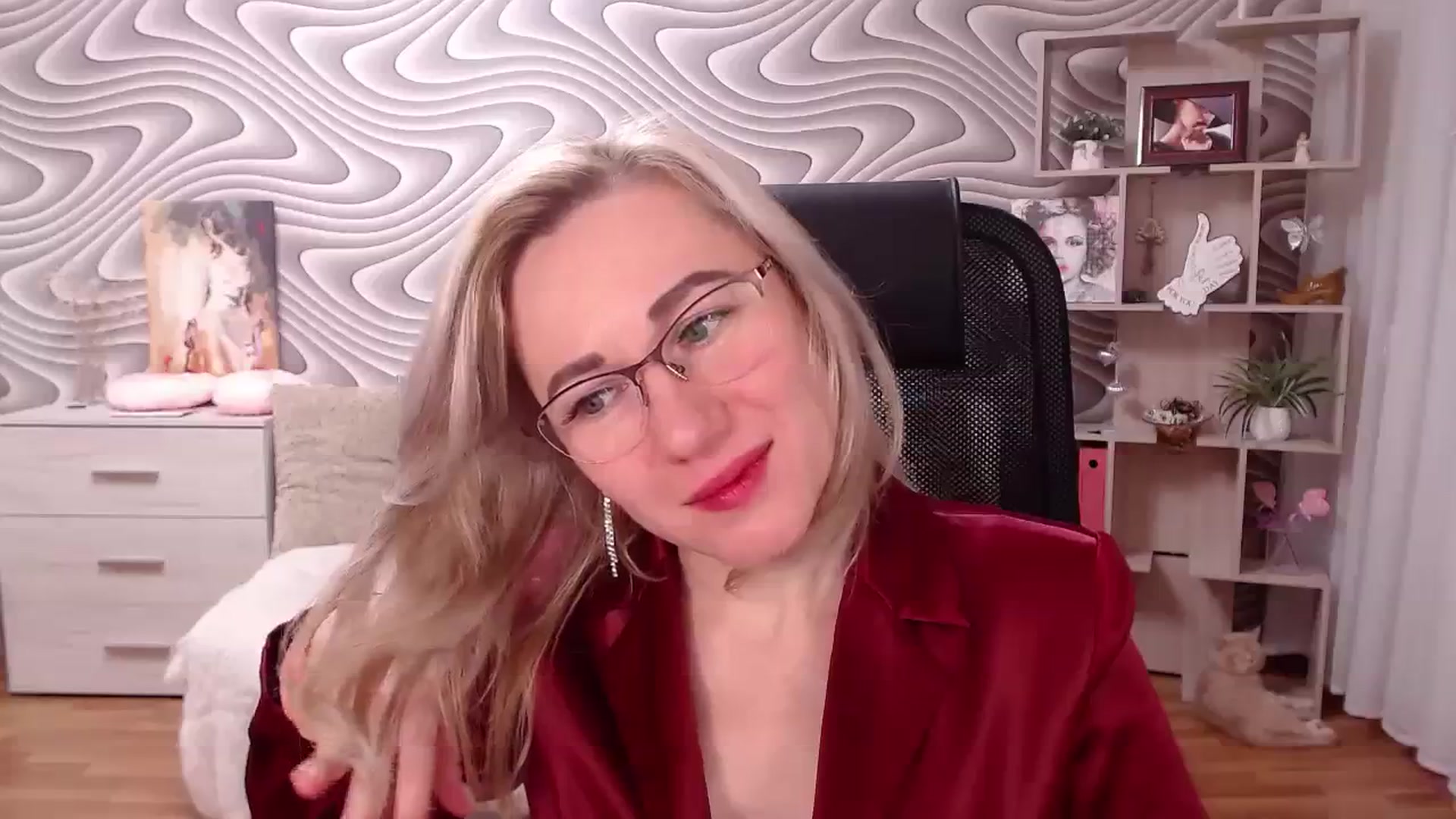 Gallery image thumbnail from SvenIsolde's myfreecams stream on, 12/25/2023, 17:07 image 19 of 20