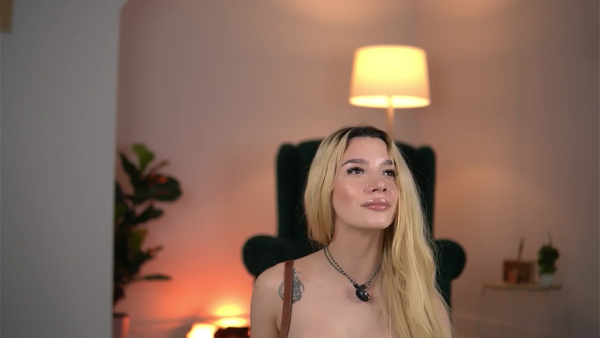 Gallery image thumbnail from SvveetLuna's myfreecams stream on, 04/27/2026, 12:33 image 19 of 20