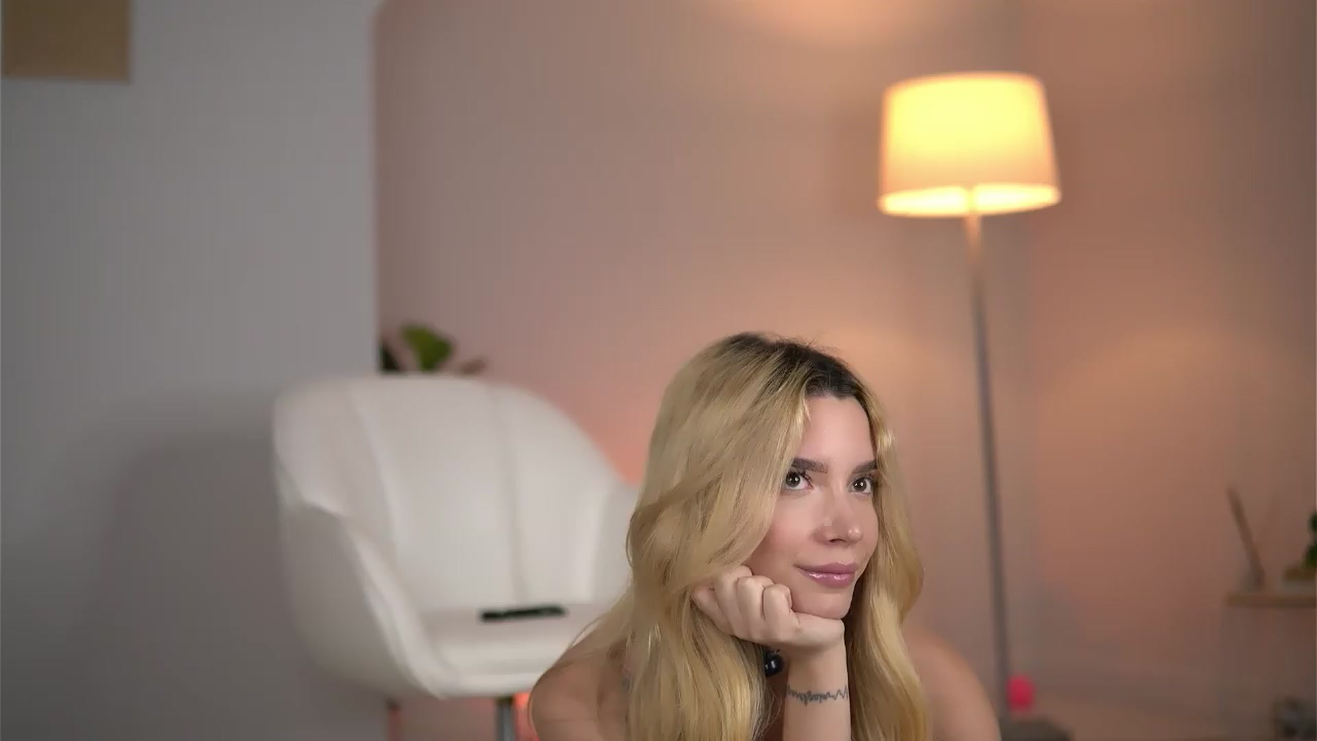 Gallery image thumbnail from SvveetLuna's myfreecams stream on, 07/27/2026, 12:35 image 6 of 20