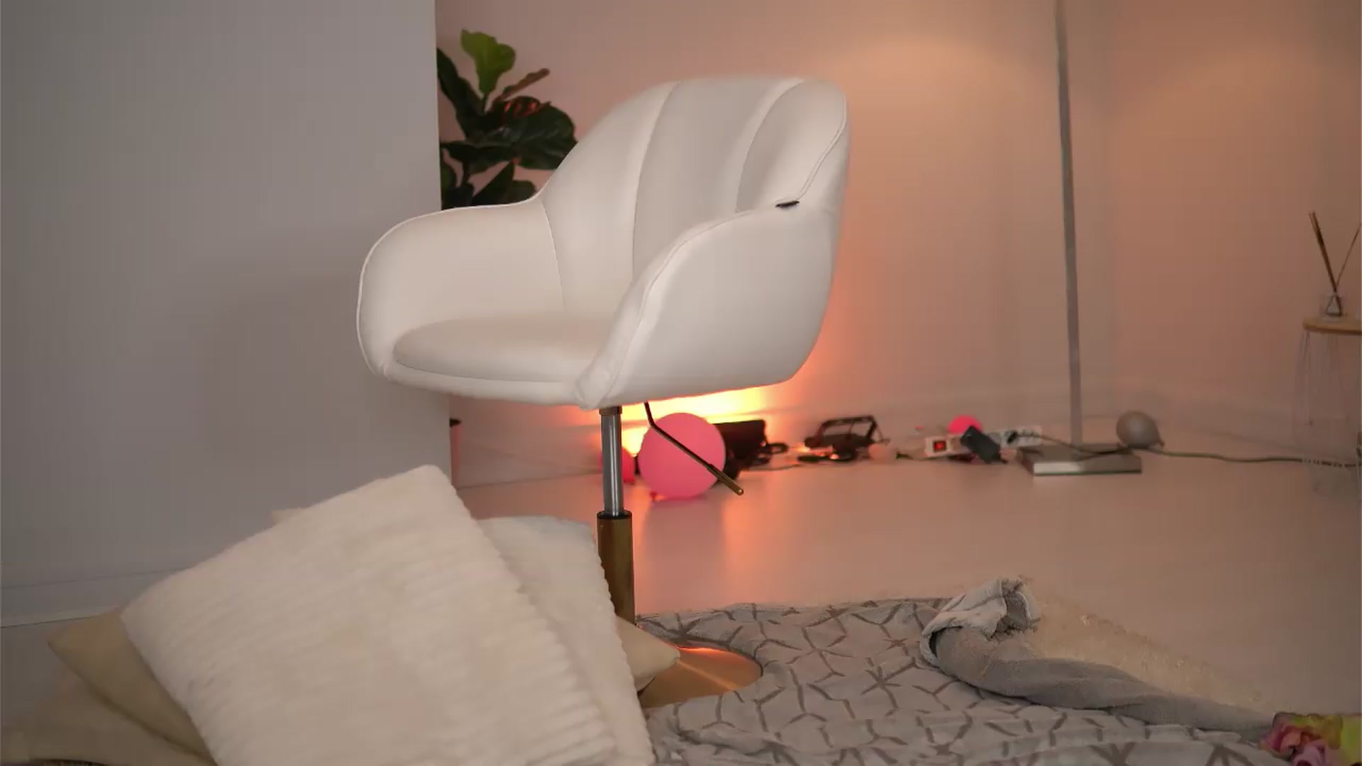Gallery image thumbnail from SvveetLuna's myfreecams stream on, 07/28/2026, 12:59 image 10 of 20