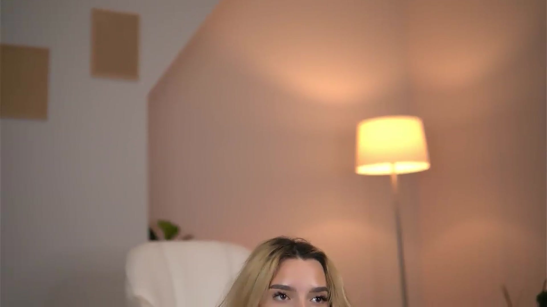Gallery image thumbnail from SvveetLuna's myfreecams stream on, 08/06/2026, 12:38 image 11 of 20