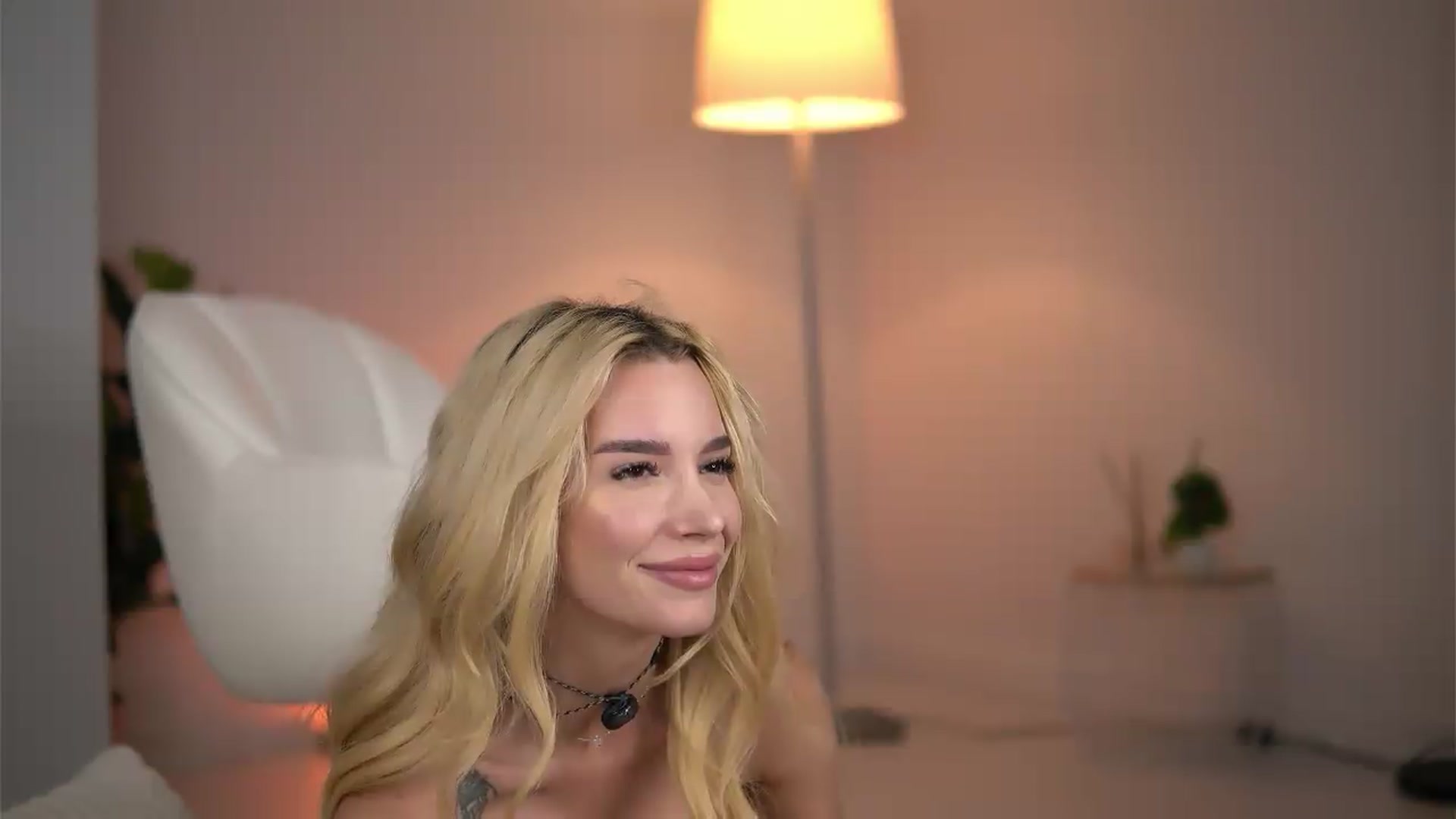 Gallery image thumbnail from SvveetLuna's myfreecams stream on, 09/06/2026, 10:39 image 18 of 20