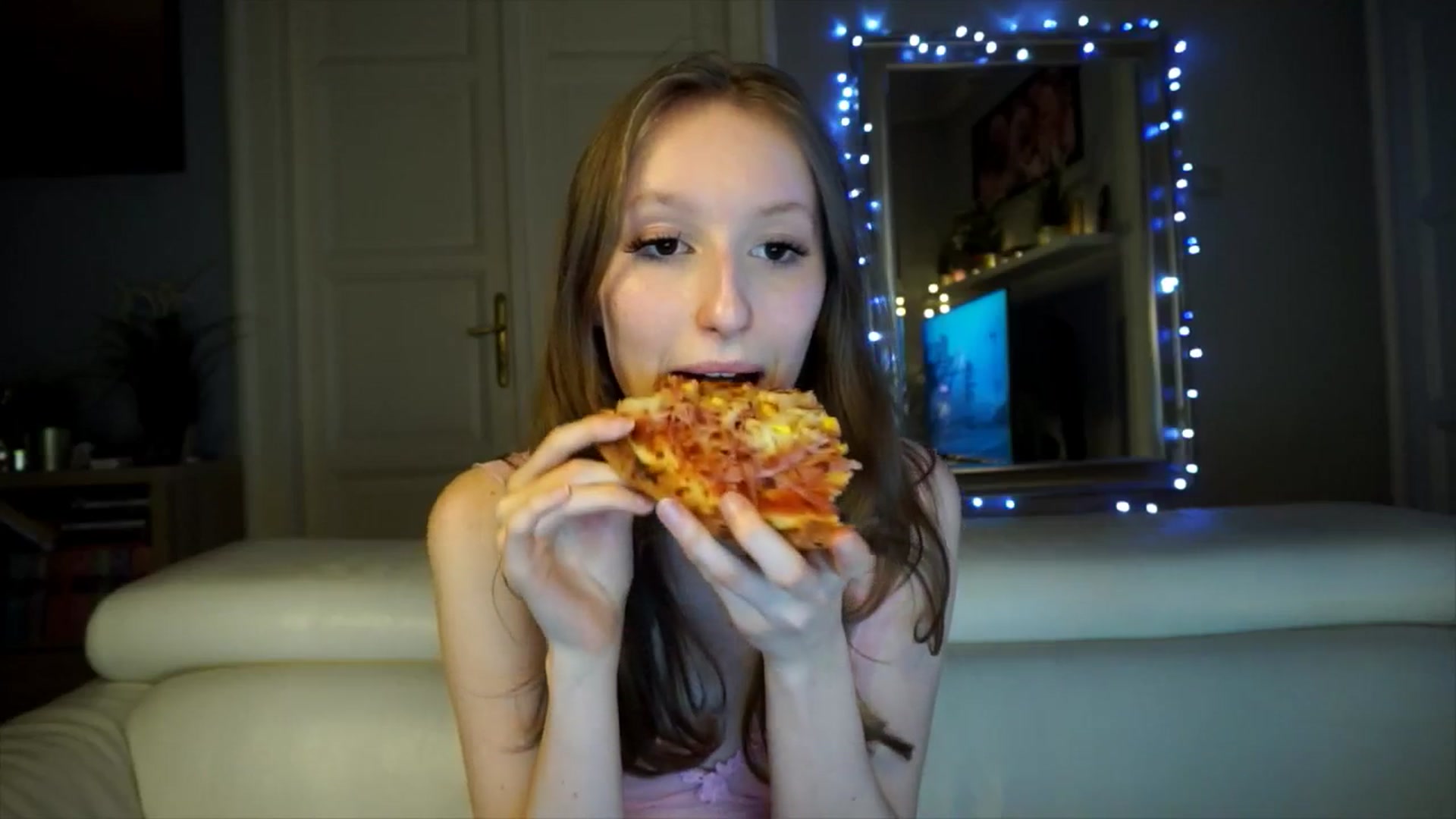 Gallery image thumbnail from Sw33t_g1rl's myfreecams stream on, 02/09/2026, 21:11 image 4 of 20