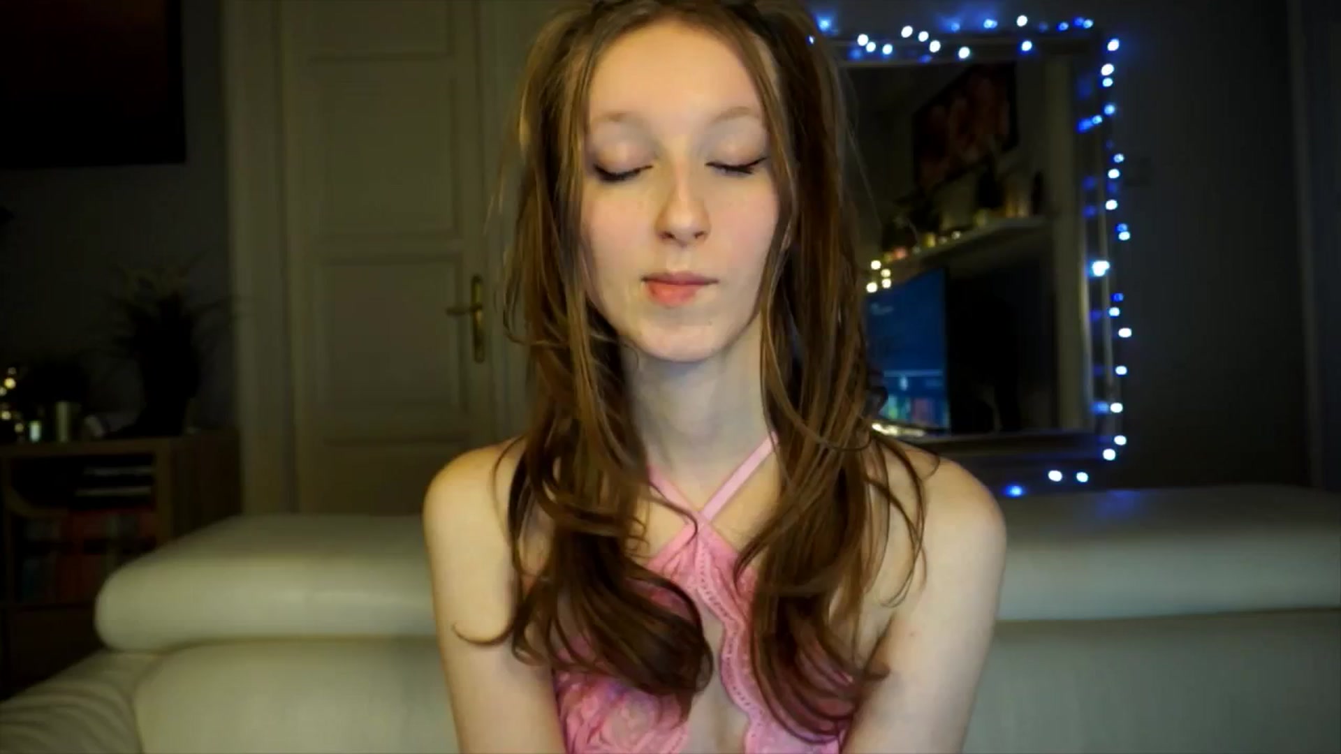 Gallery image thumbnail from Sw33t_g1rl's myfreecams stream on, 02/15/2026, 18:29 image 16 of 20