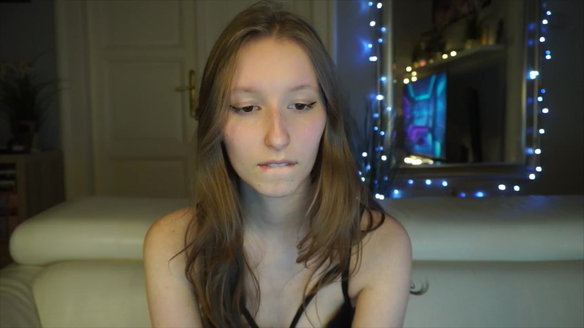 Gallery image thumbnail from Sw33t_g1rl's myfreecams stream on, 03/09/2026, 16:44 image 15 of 20