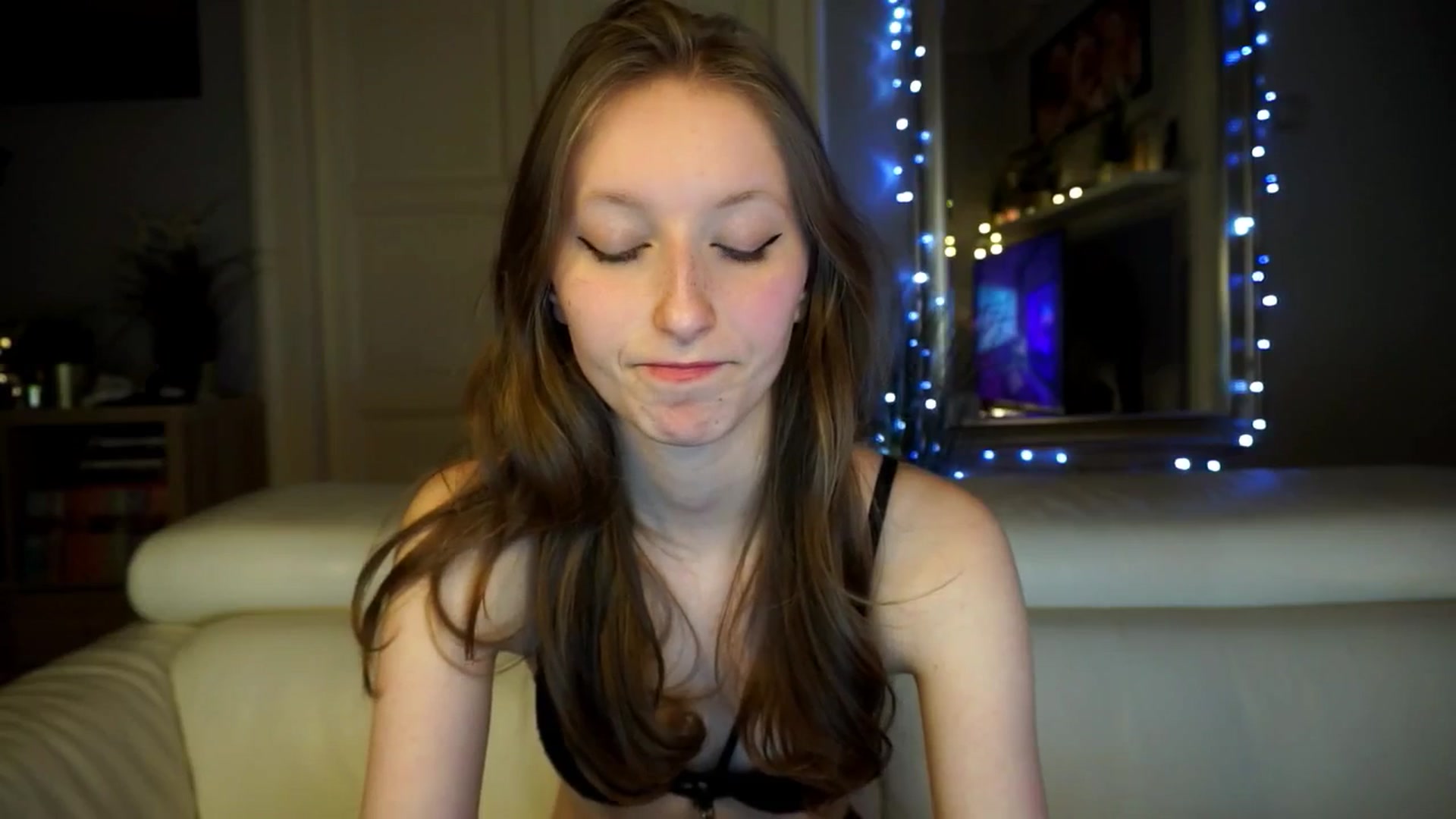 Gallery image thumbnail from Sw33t_g1rl's myfreecams stream on, 03/10/2026, 18:31 image 14 of 20