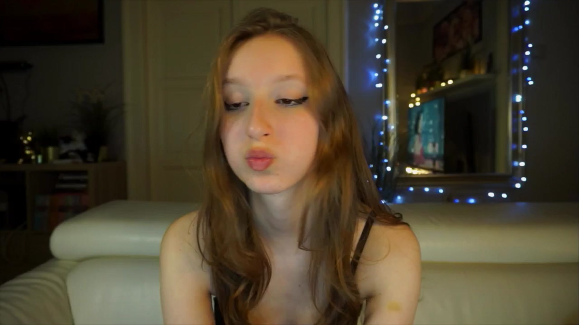 Gallery image thumbnail from Sw33t_g1rl's myfreecams stream on, 03/29/2026, 19:13 image 19 of 20