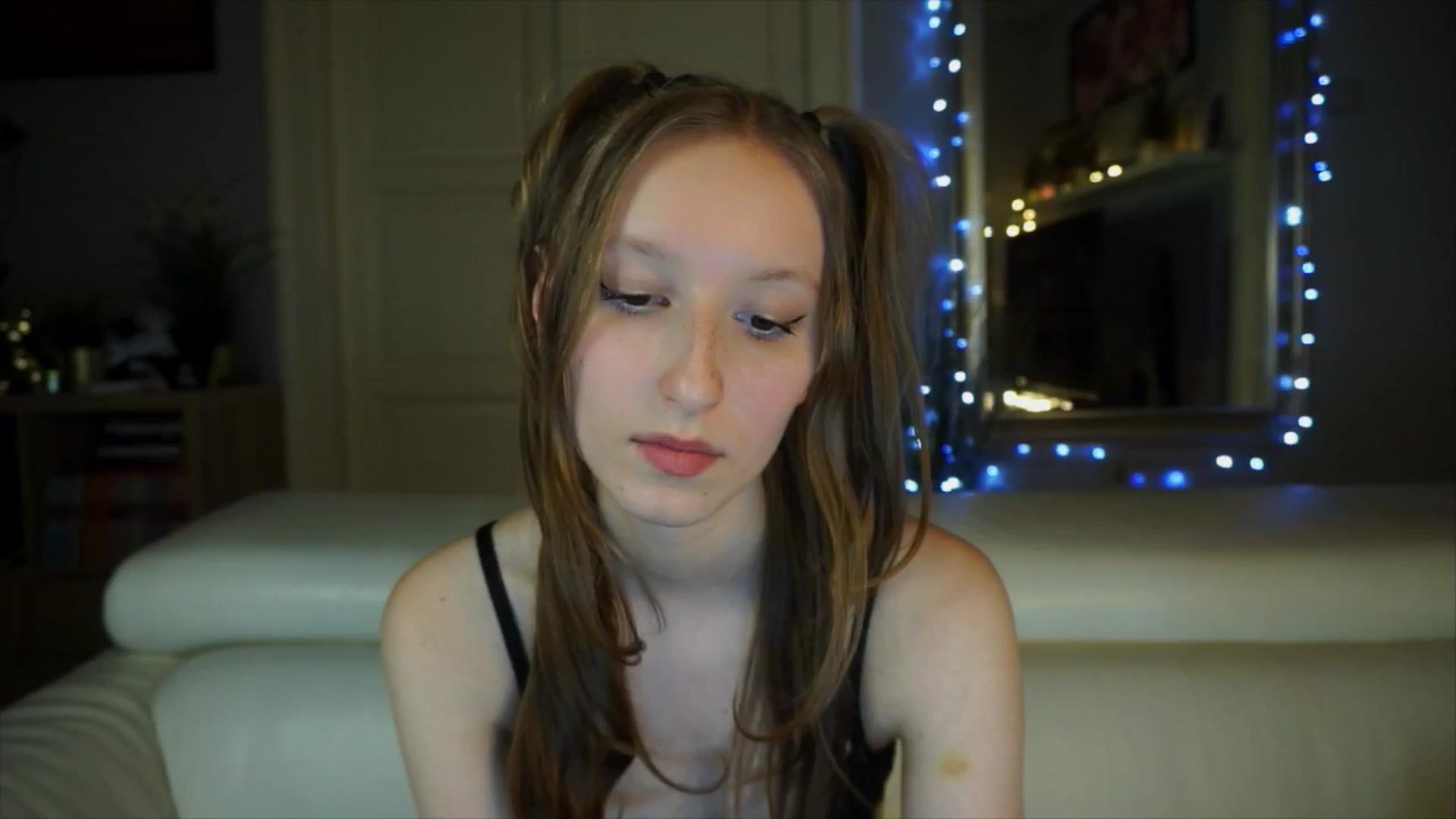 Gallery image thumbnail from Sw33t_g1rl's myfreecams stream on, 03/30/2026, 20:06 image 17 of 20