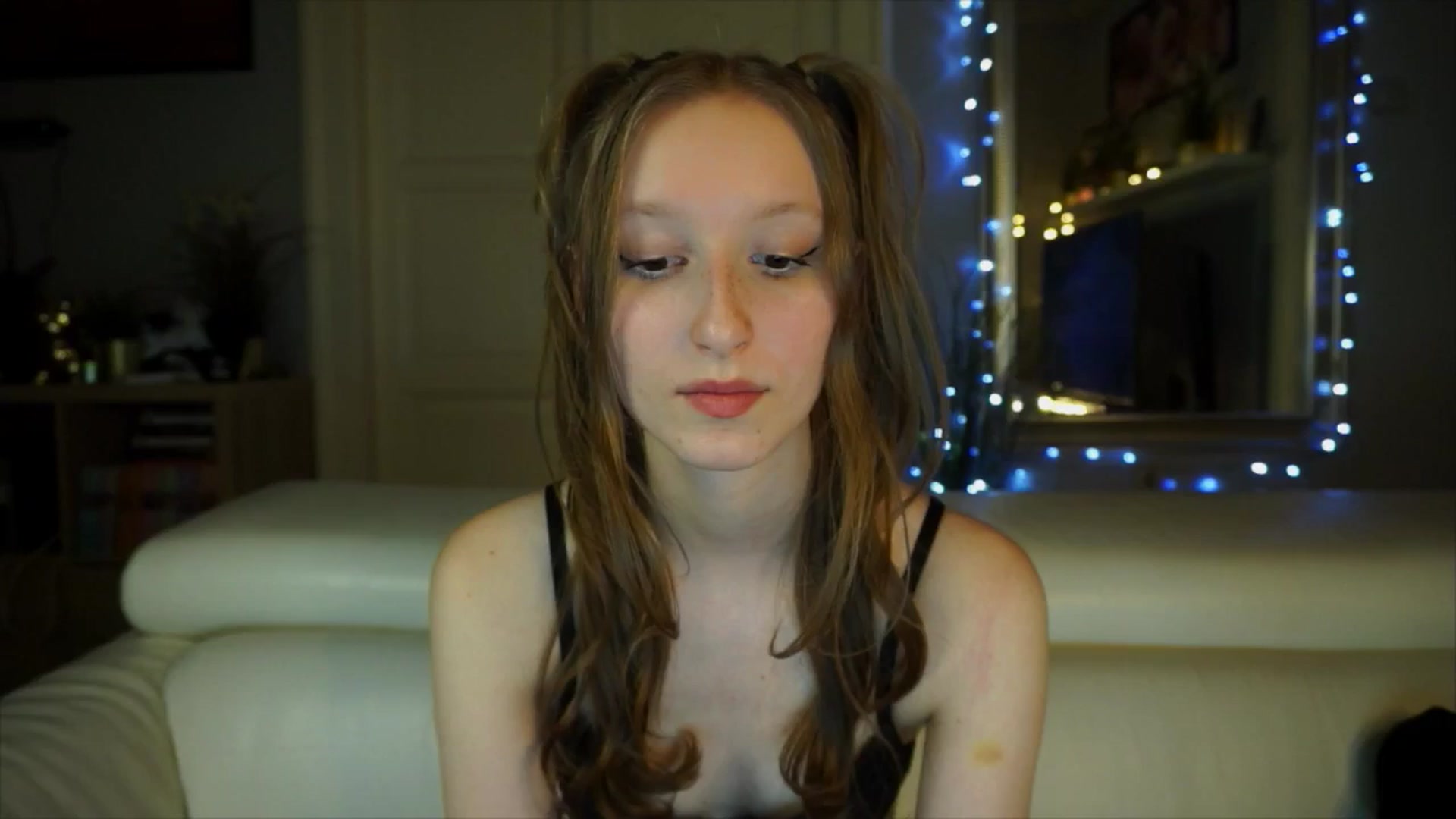 Gallery image thumbnail from Sw33t_g1rl's myfreecams stream on, 03/30/2026, 20:06 image 15 of 20