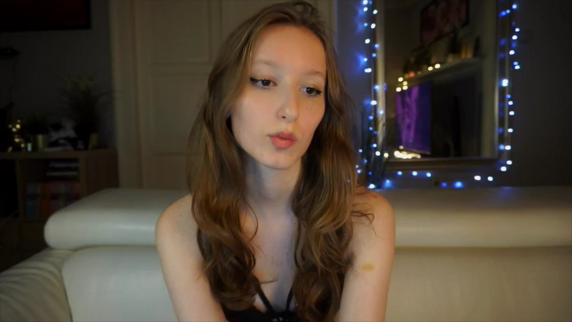 Gallery image thumbnail from Sw33t_g1rl's myfreecams stream on, 03/31/2026, 18:03 image 14 of 20