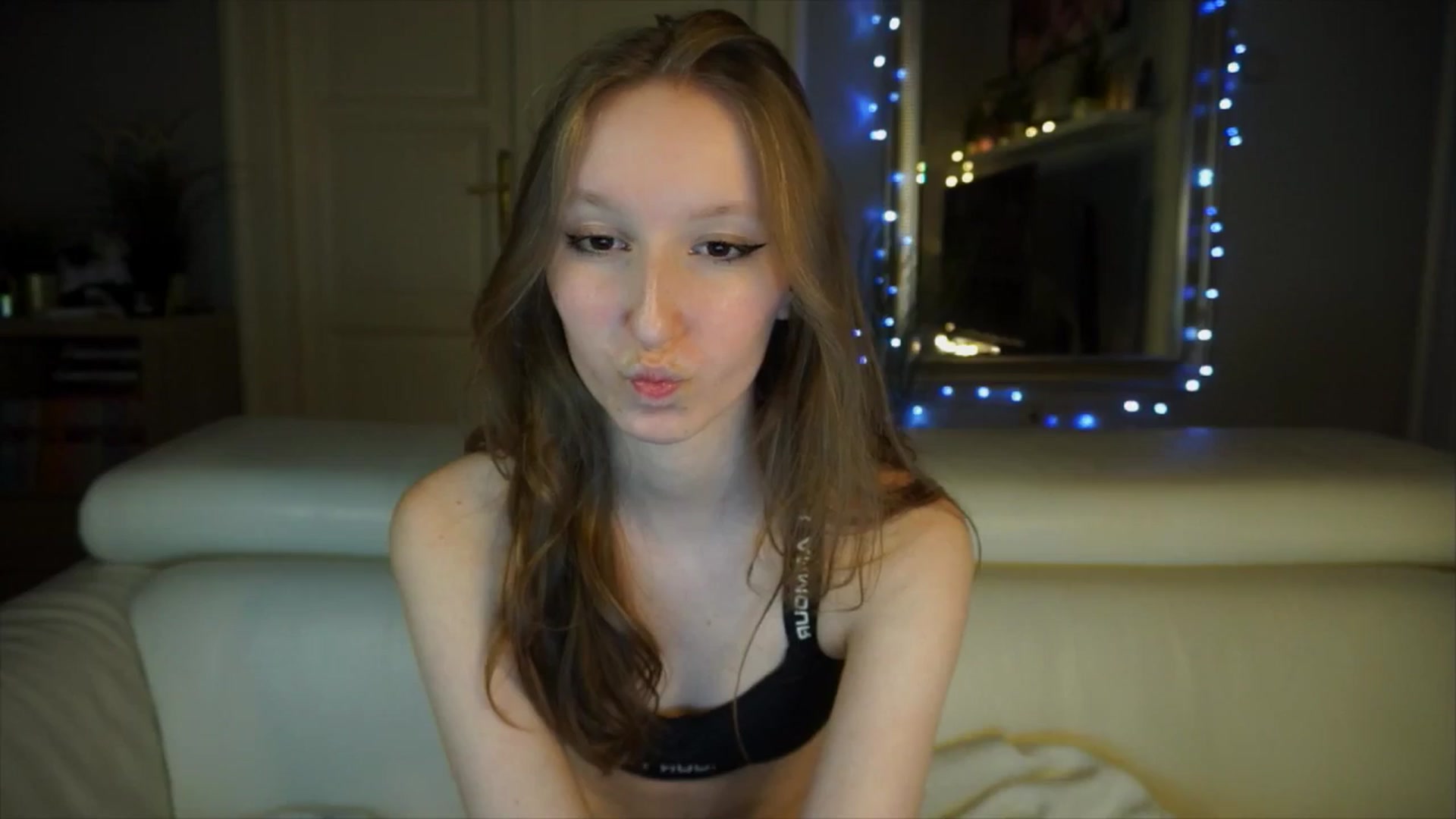 Gallery image thumbnail from Sw33t_g1rl's myfreecams stream on, 04/06/2026, 19:11 image 14 of 20