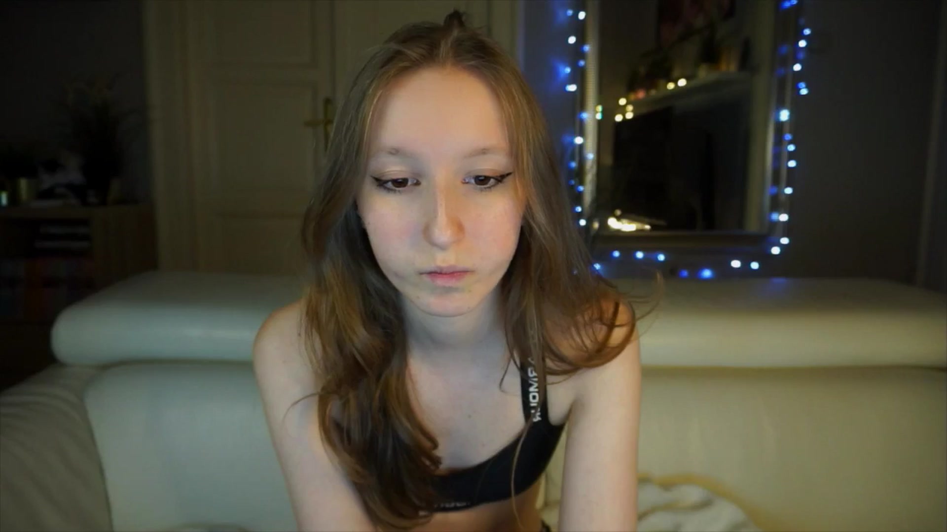 Gallery image thumbnail from Sw33t_g1rl's myfreecams stream on, 04/06/2026, 19:11 image 19 of 20