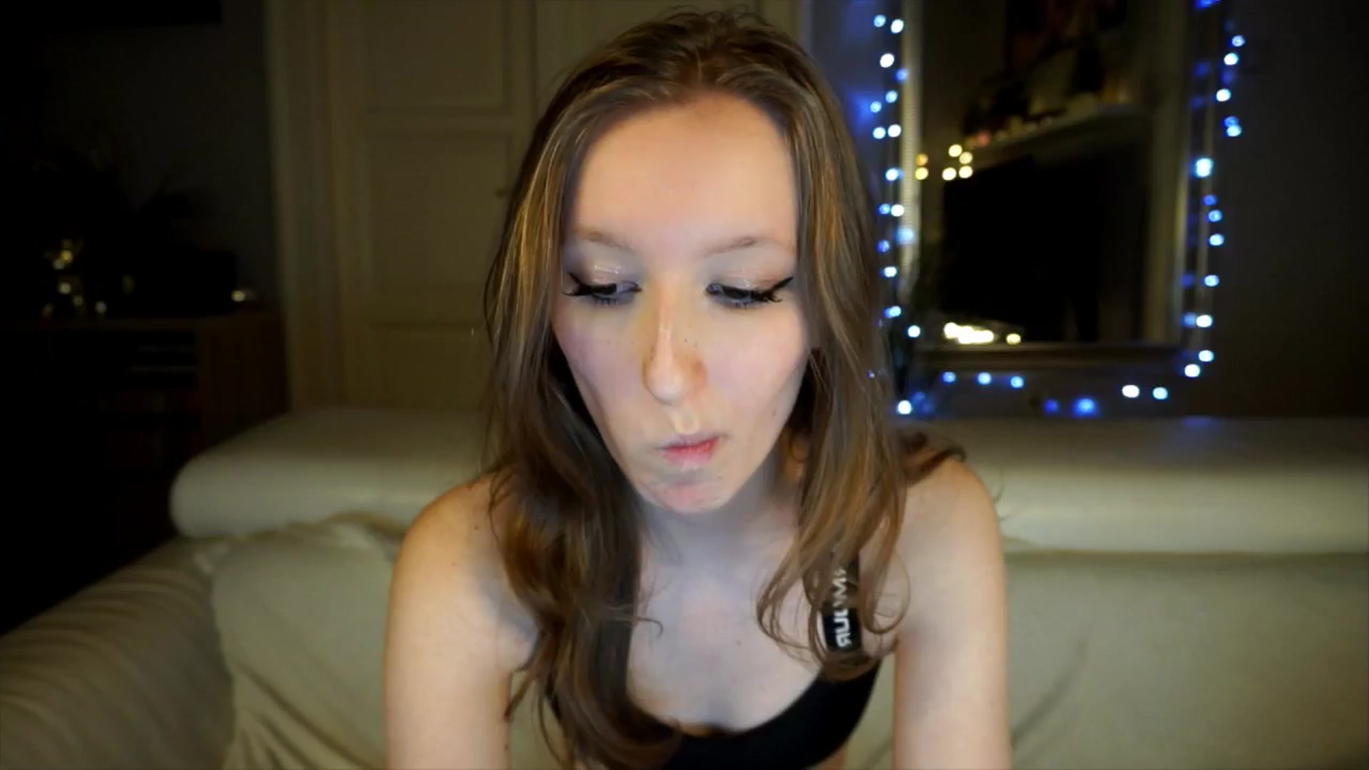 Gallery image thumbnail from Sw33t_g1rl's myfreecams stream on, 04/18/2026, 17:27 image 18 of 20