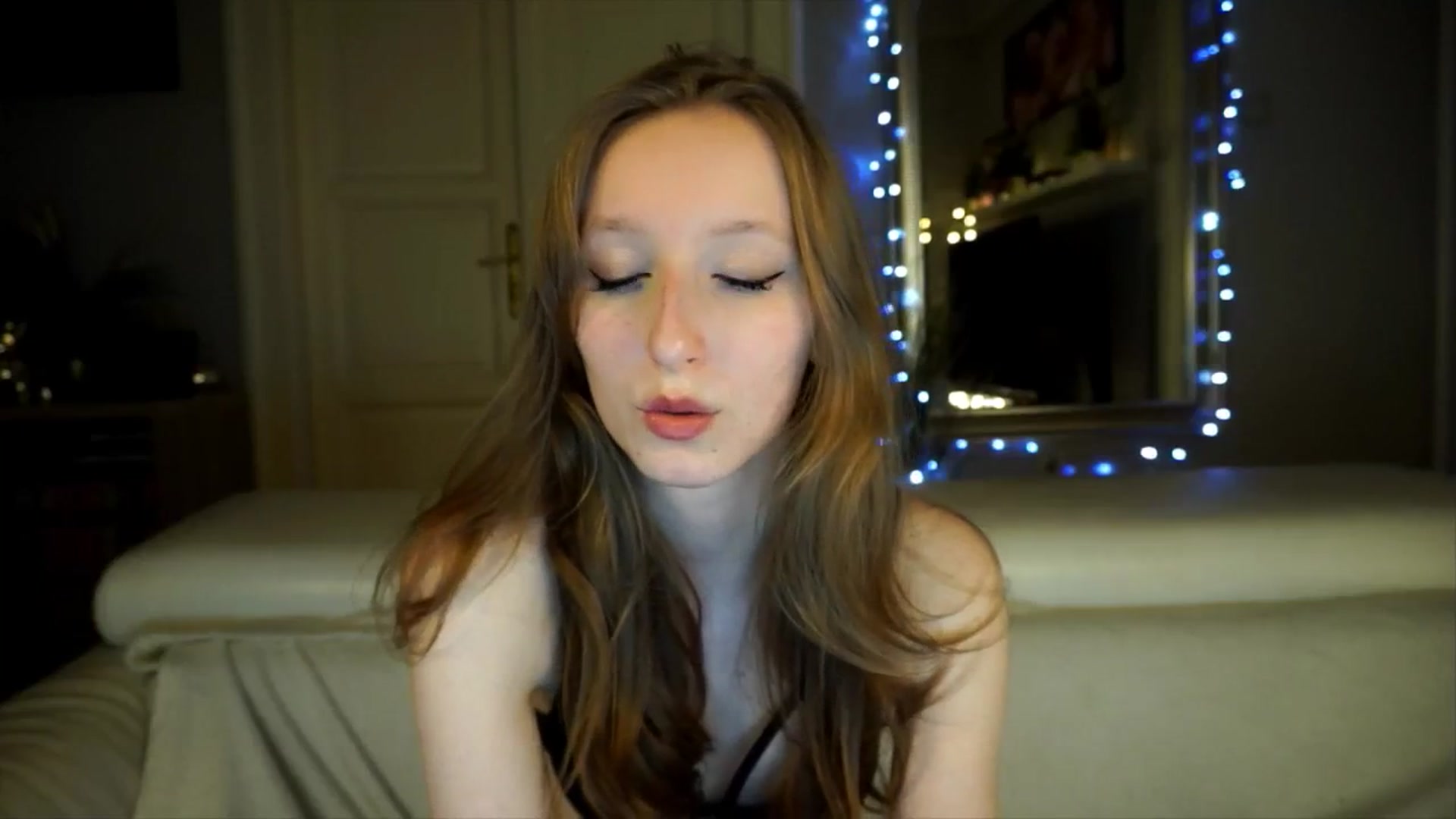 Gallery image thumbnail from Sw33t_g1rl's myfreecams stream on, 04/20/2026, 18:14 image 5 of 20
