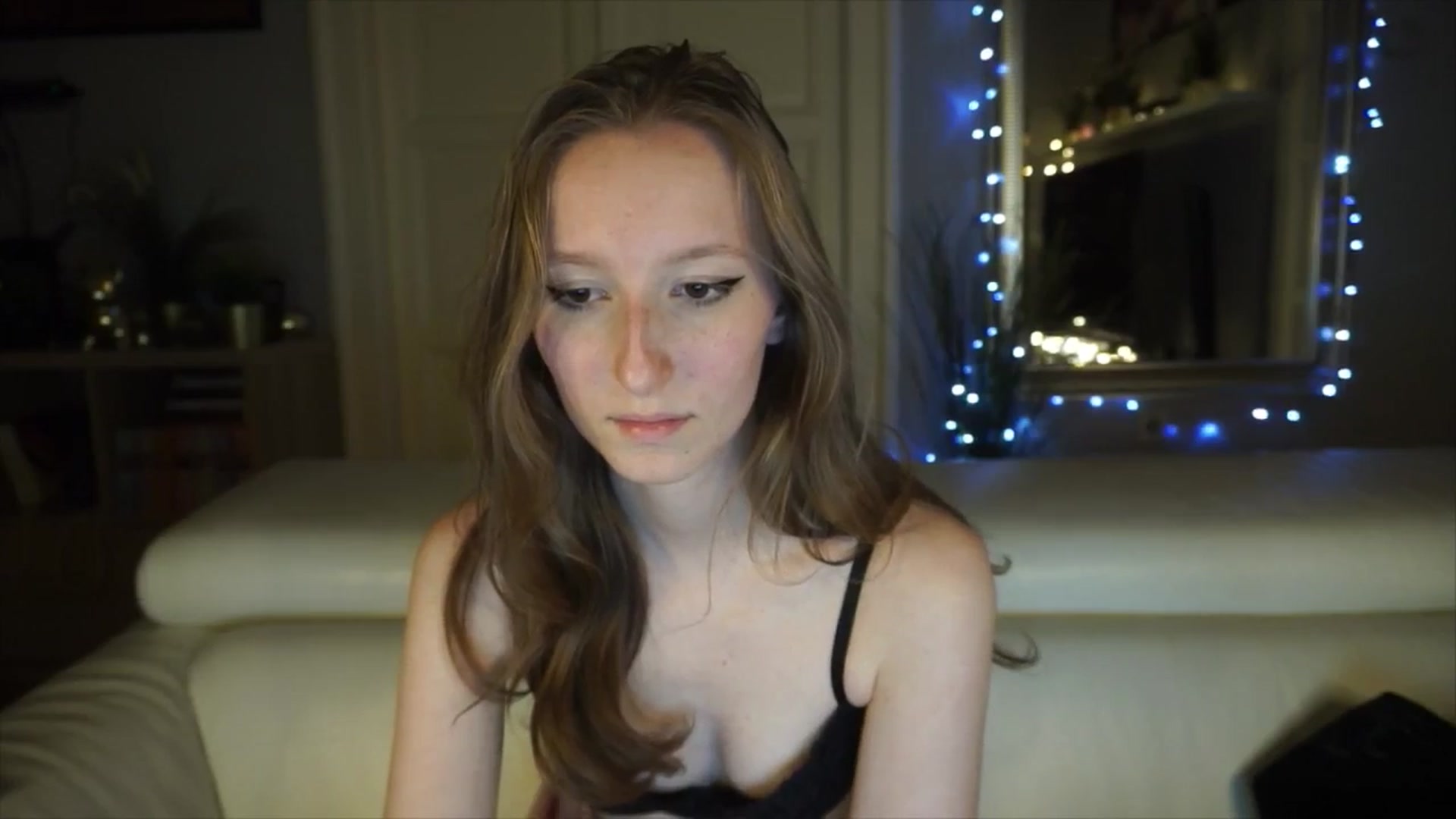 Gallery image thumbnail from Sw33t_g1rl's myfreecams stream on, 05/01/2026, 21:09 image 14 of 20