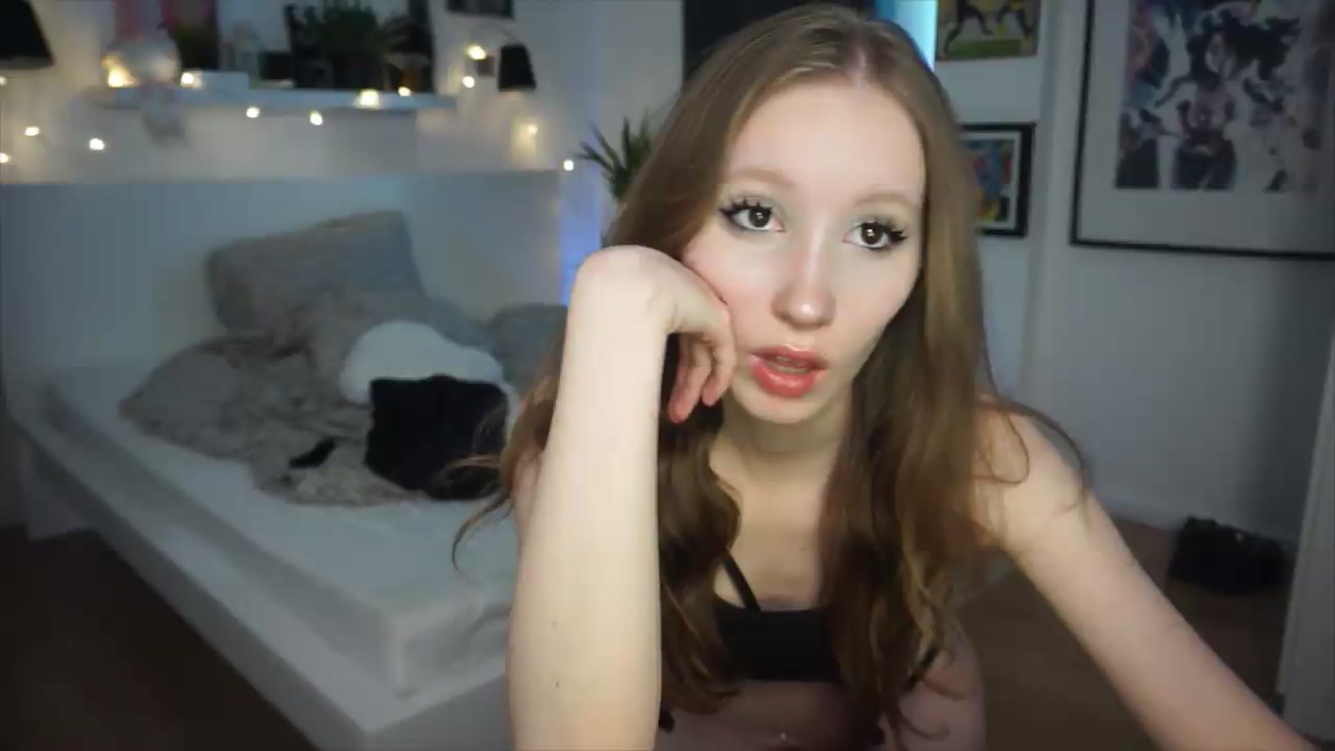 Gallery image thumbnail from Sw33t_g1rl's myfreecams stream on, 06/19/2026, 20:00 image 16 of 20