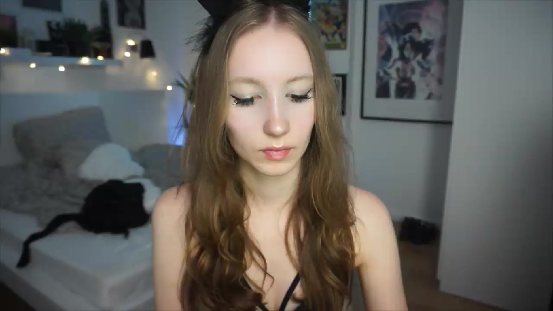 Gallery image thumbnail from Sw33t_g1rl's myfreecams stream on, 06/19/2026, 22:23 image 19 of 20