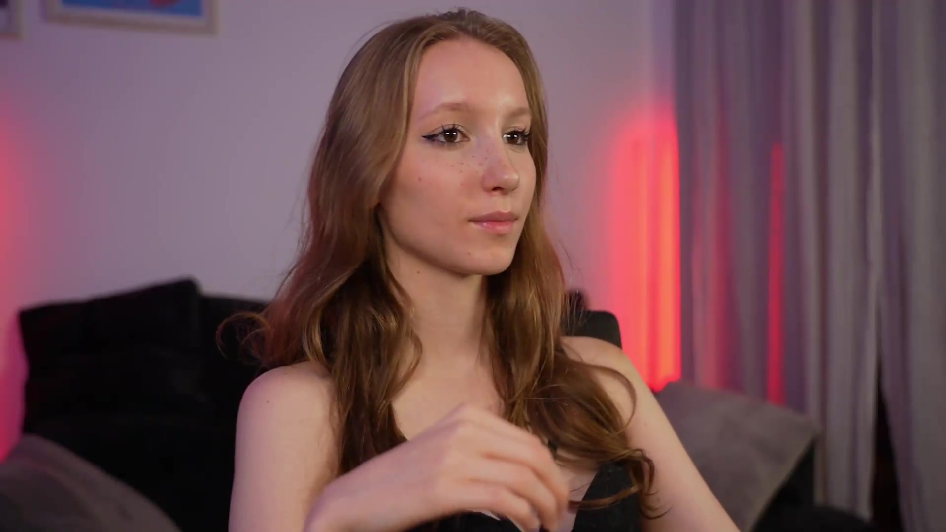 Gallery image thumbnail from Sw33t_g1rl's myfreecams stream on, 07/19/2026, 22:35 image 19 of 20
