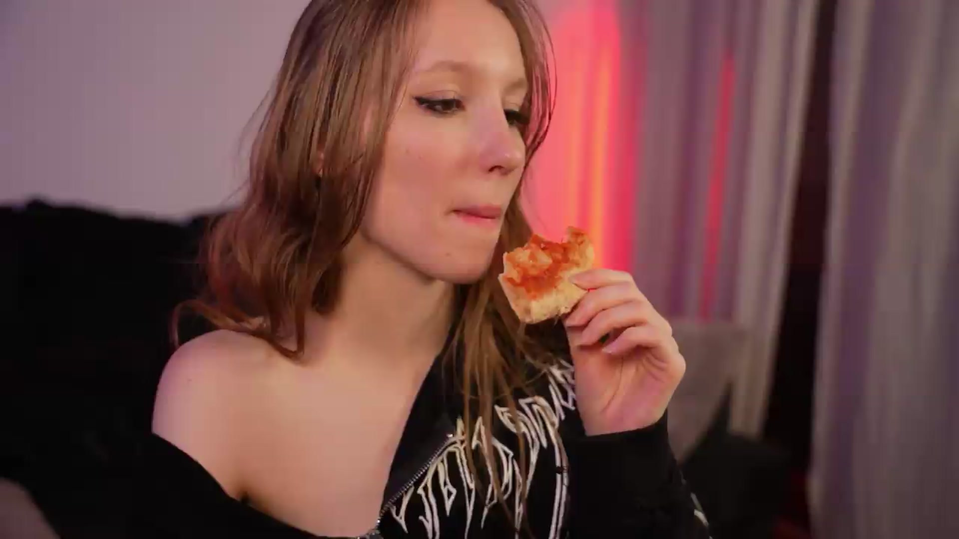 Gallery image thumbnail from Sw33t_g1rl's myfreecams stream on, 07/28/2026, 01:00 image 6 of 20