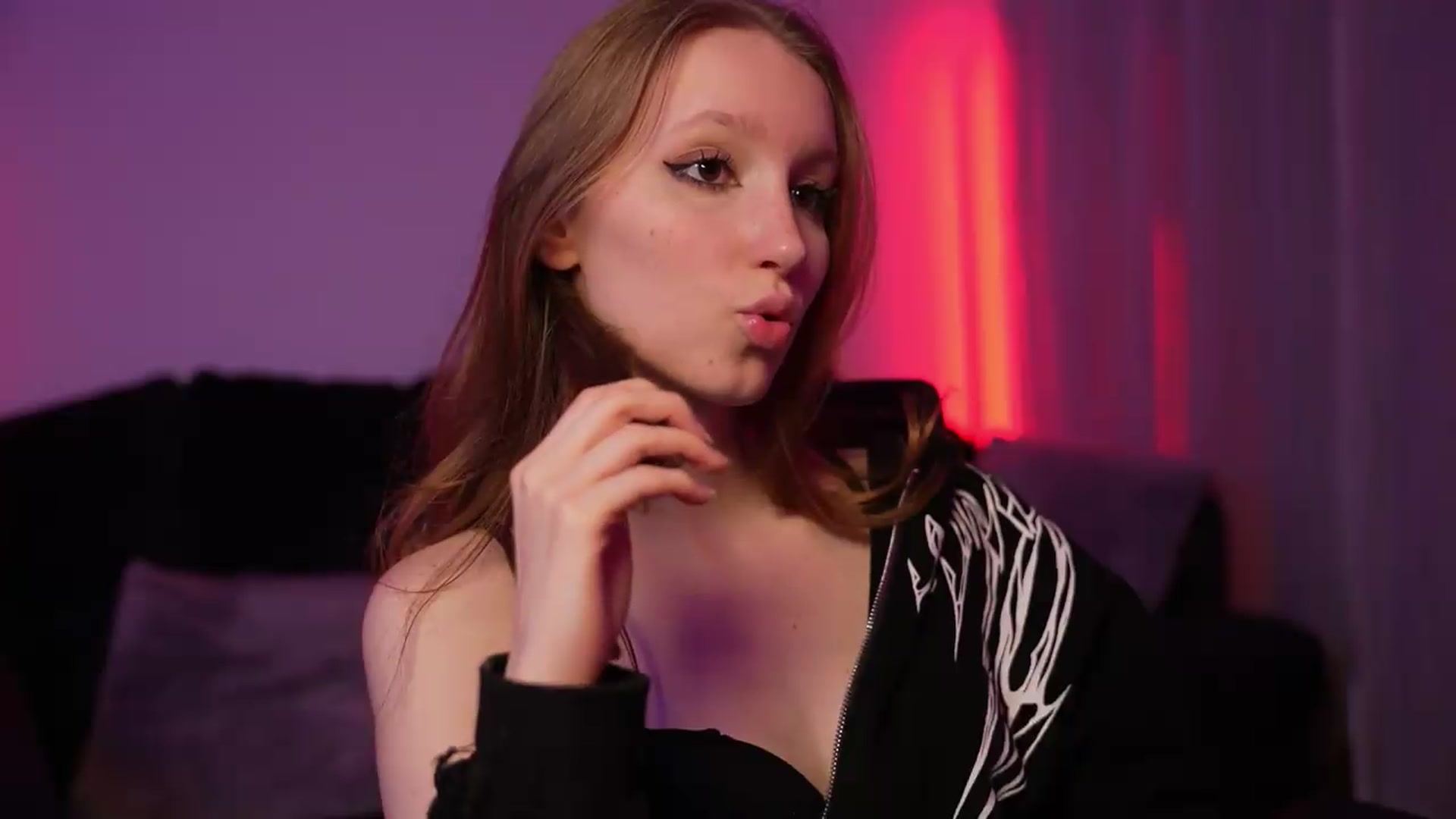 Gallery image thumbnail from Sw33t_g1rl's myfreecams stream on, 08/02/2026, 19:01 image 4 of 20