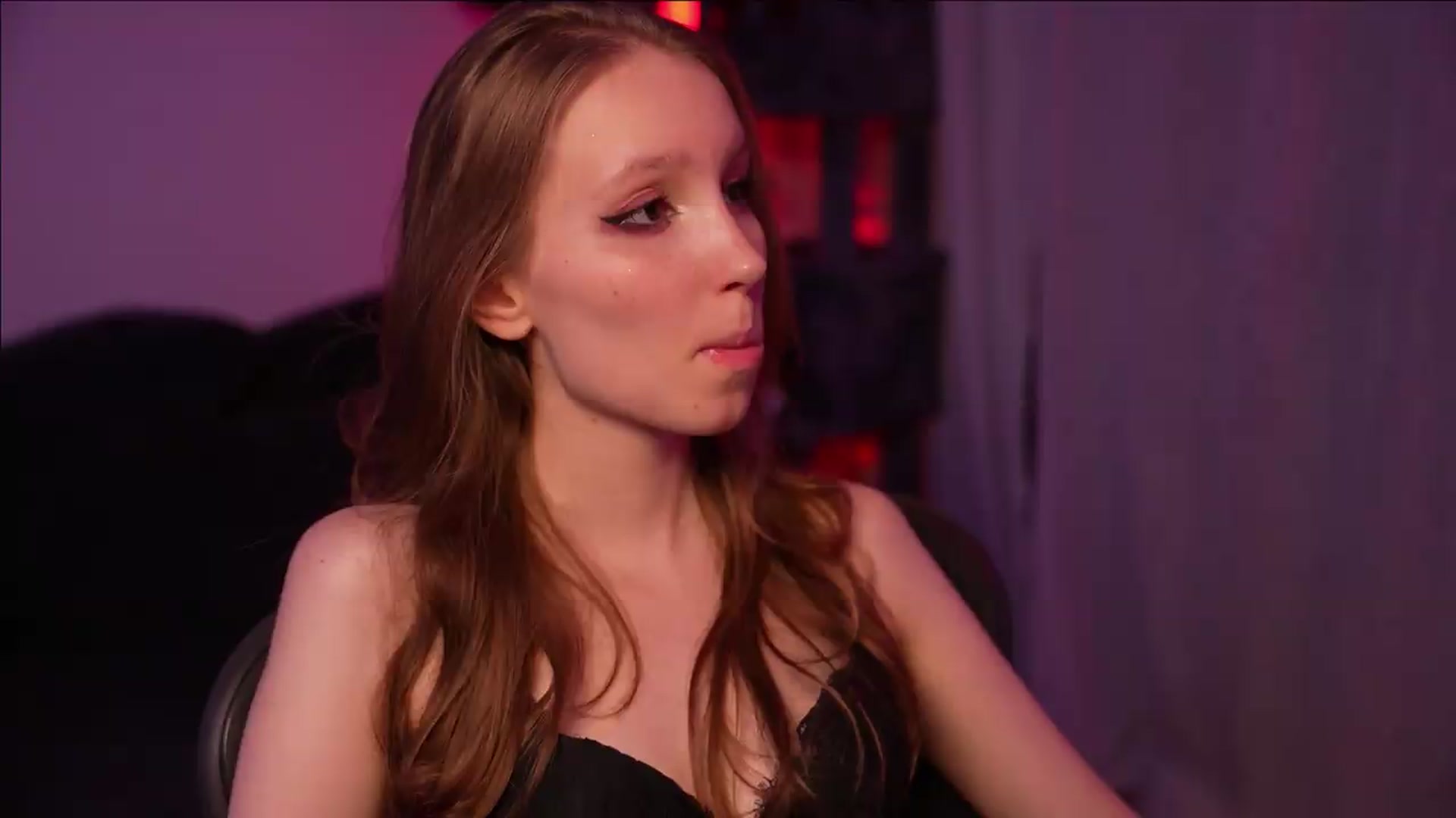 Gallery image thumbnail from Sw33t_g1rl's myfreecams stream on, 08/31/2026, 24:17 image 13 of 20
