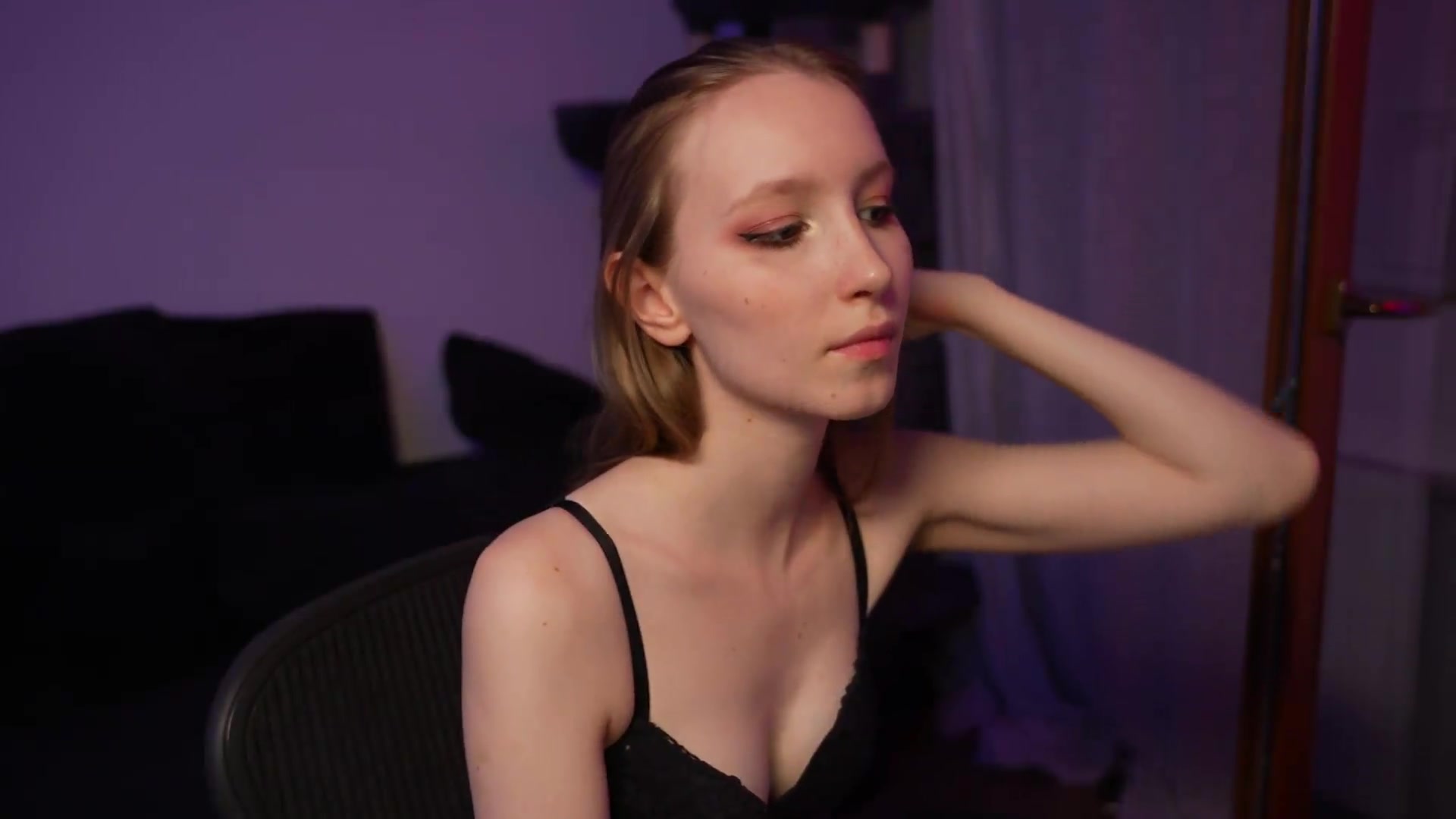 Gallery image thumbnail from Sw33t_g1rl's myfreecams stream on, 09/05/2026, 19:54 image 4 of 20