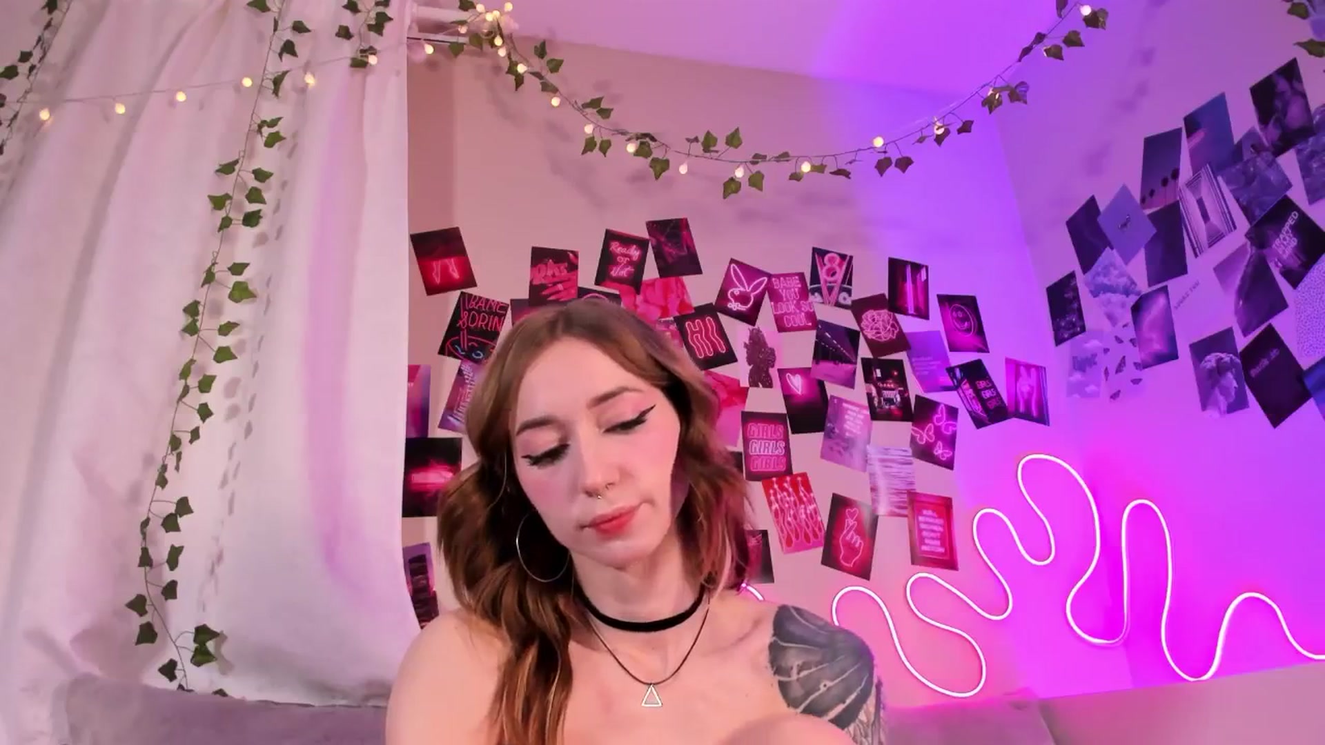 Gallery image thumbnail from SweetAlice666's myfreecams stream on, 12/25/2024, 08:52 image 2 of 20