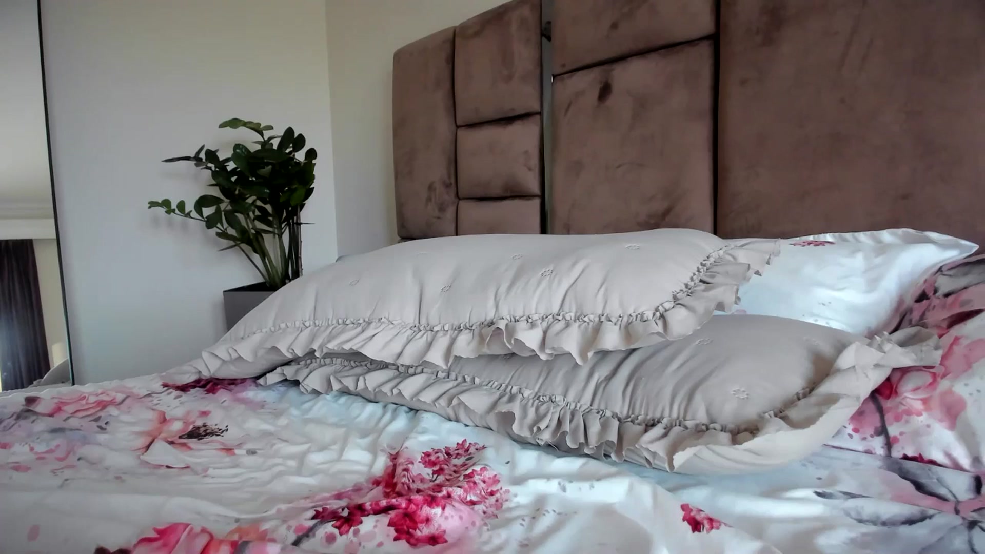 Gallery image thumbnail from SweetAngell18's myfreecams stream on, 04/30/2026, 14:08 image 9 of 20