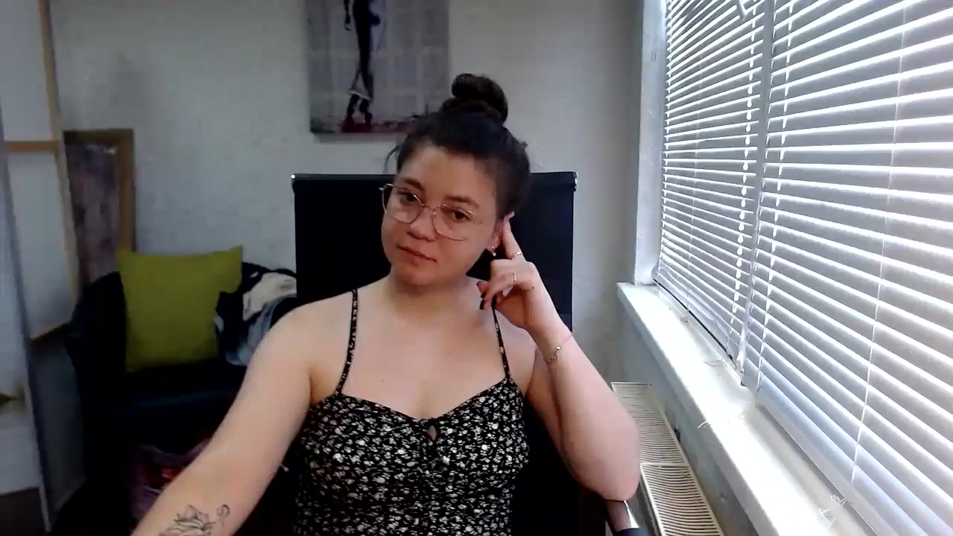 Gallery image thumbnail from SweetArinaA's myfreecams stream on, 06/27/2024, 07:31 image 7 of 20