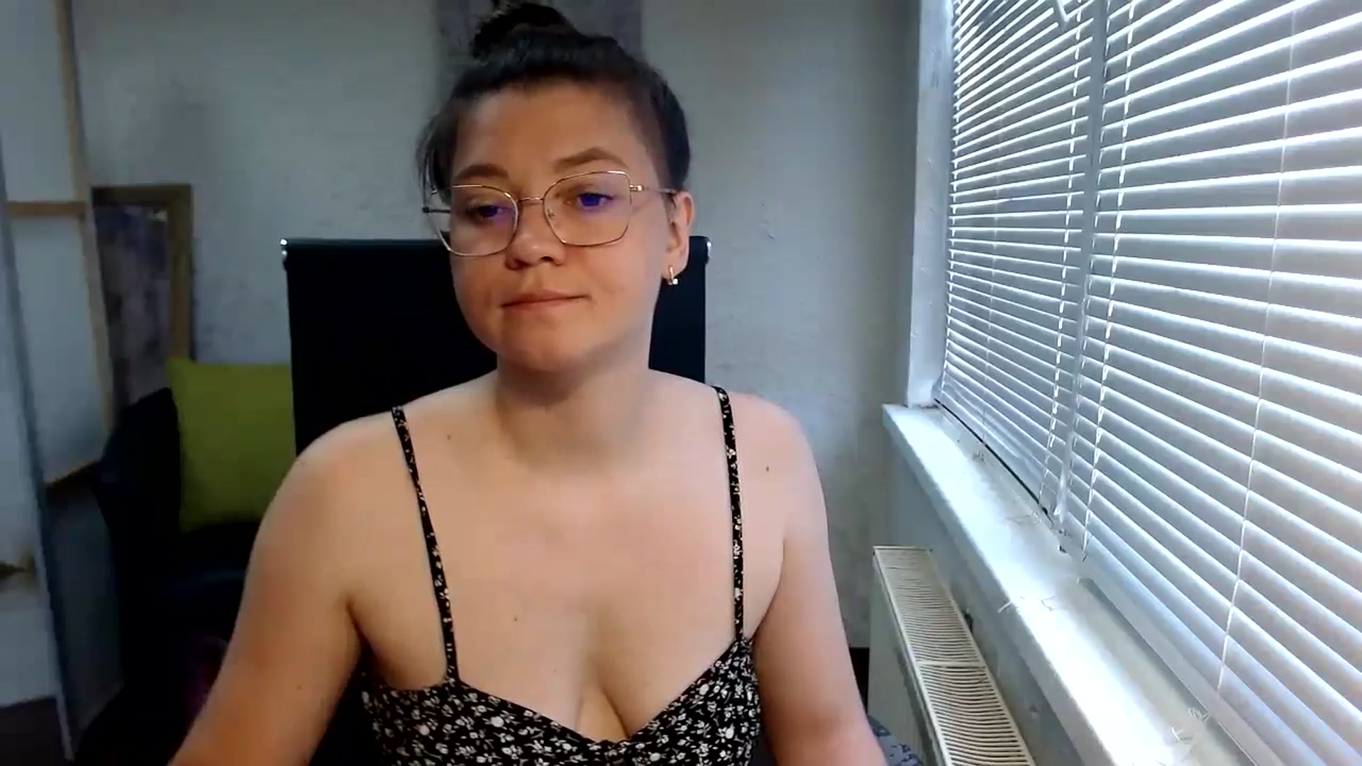 Gallery image thumbnail from SweetArinaA's myfreecams stream on, 06/27/2024, 07:31 image 15 of 20