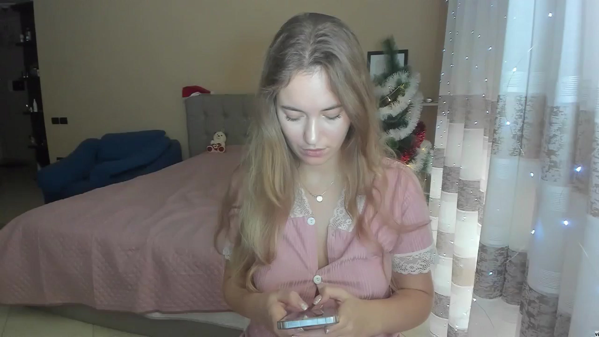 Gallery image thumbnail from SweetBlonde20's myfreecams stream on, 12/25/2023, 14:11 image 3 of 20