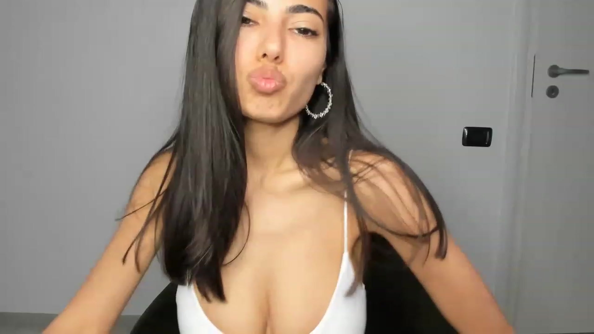 Gallery image thumbnail from SweetBoobs_'s myfreecams stream on, 05/15/2023, 18:19 image 19 of 20