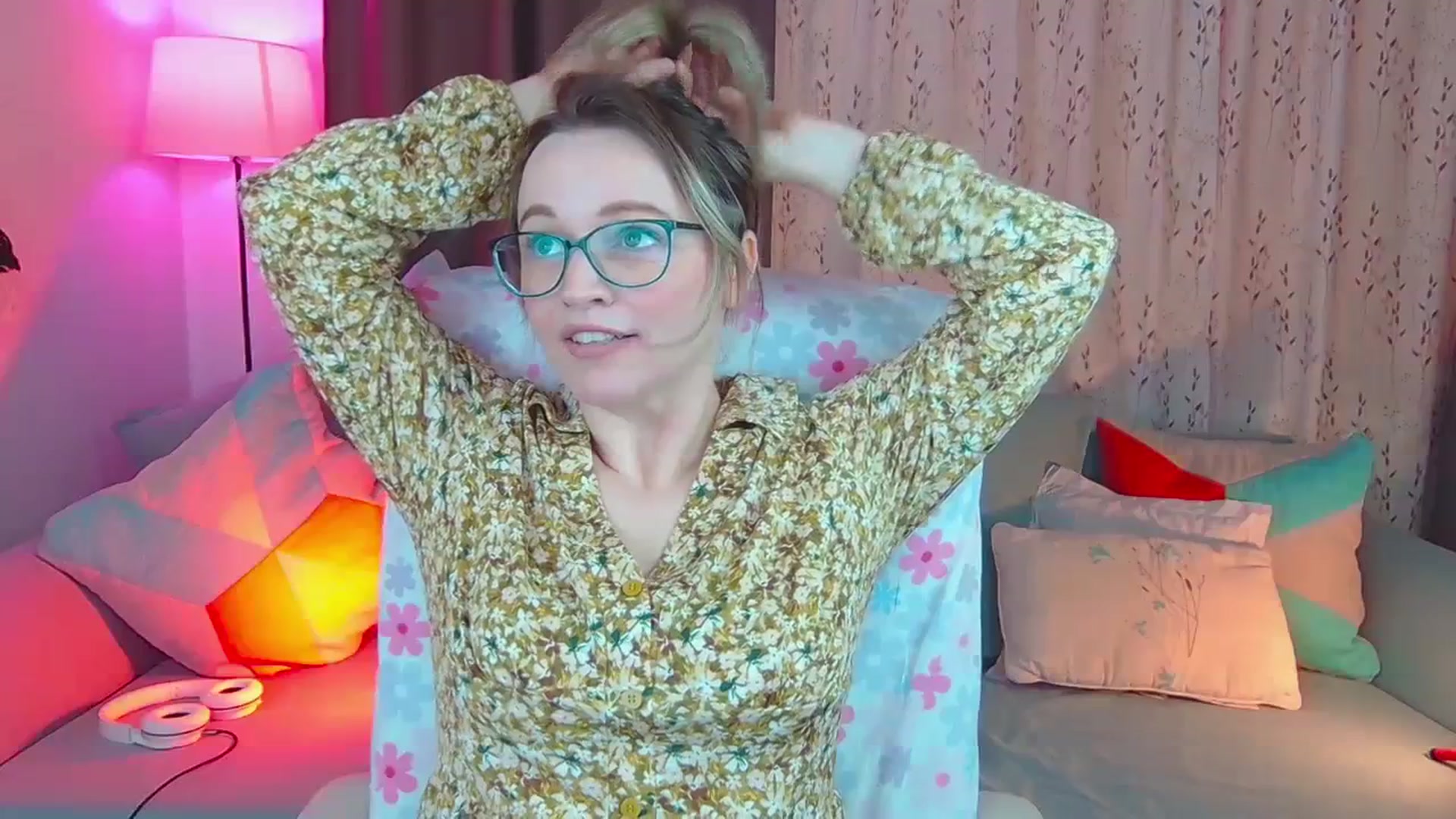 Gallery image thumbnail from SweetDazzle's myfreecams stream on, 02/08/2024, 09:06 image 8 of 20