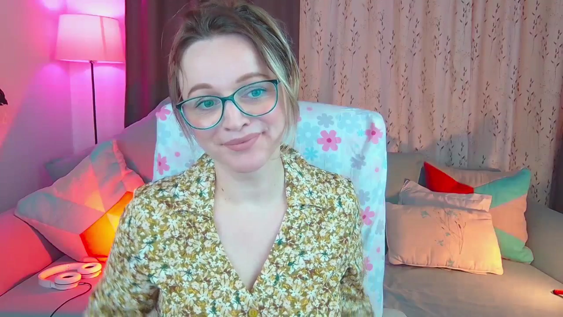 Gallery image thumbnail from SweetDazzle's myfreecams stream on, 02/08/2024, 09:06 image 13 of 20