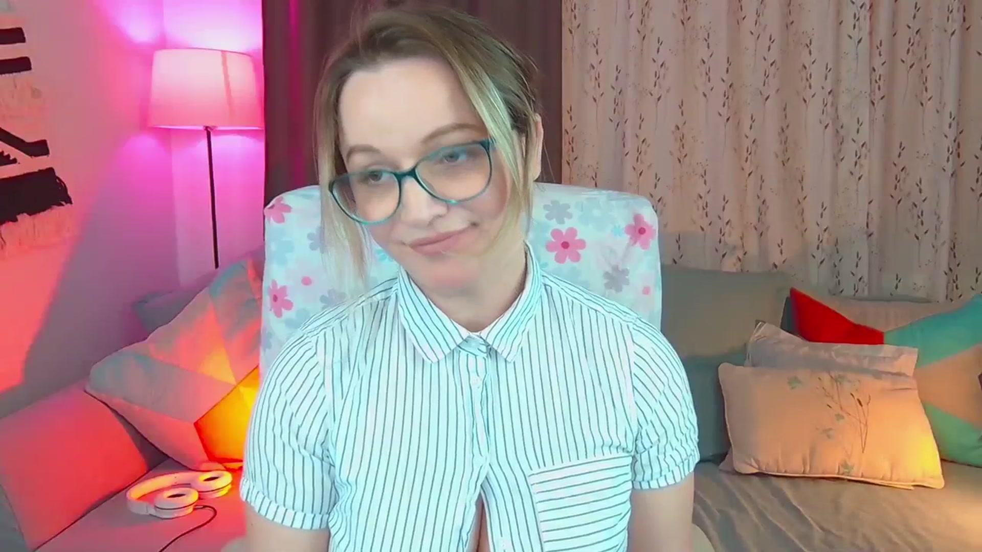 Gallery image thumbnail from SweetDazzle's myfreecams stream on, 02/09/2024, 13:27 image 8 of 20