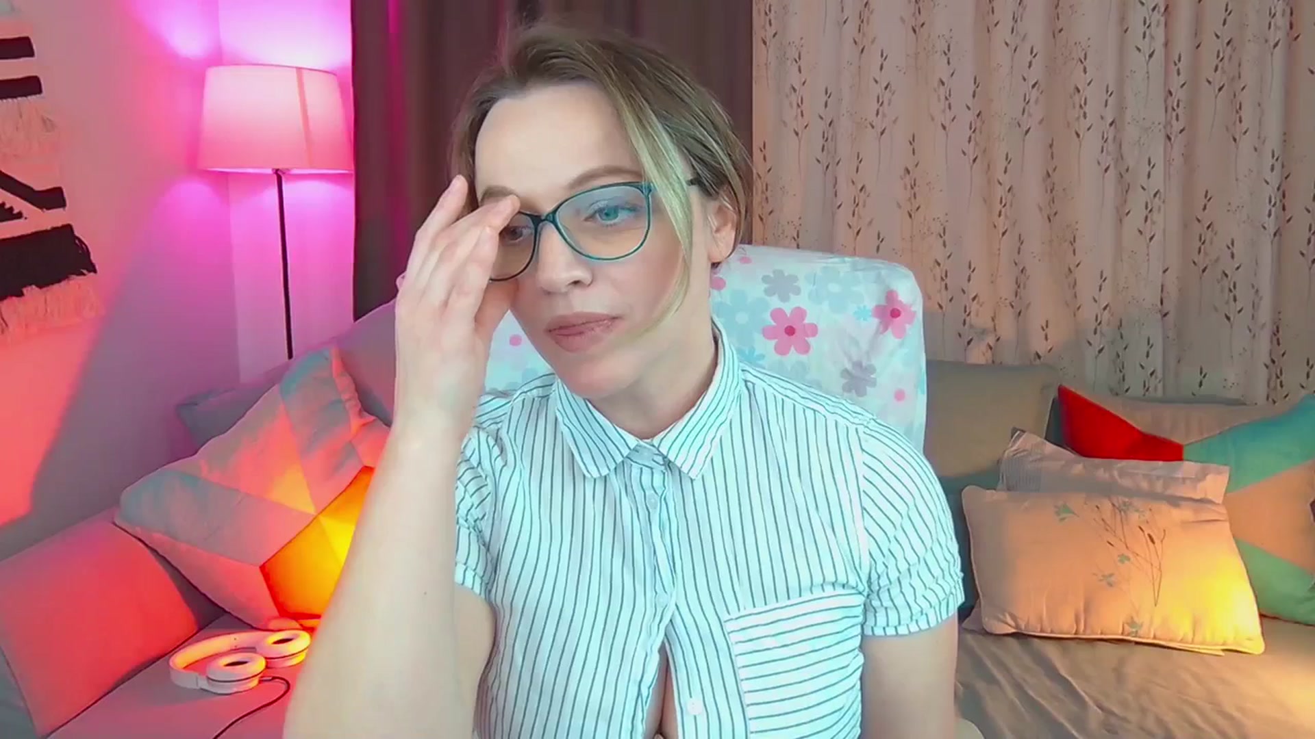 Gallery image thumbnail from SweetDazzle's myfreecams stream on, 02/09/2024, 13:27 image 16 of 20