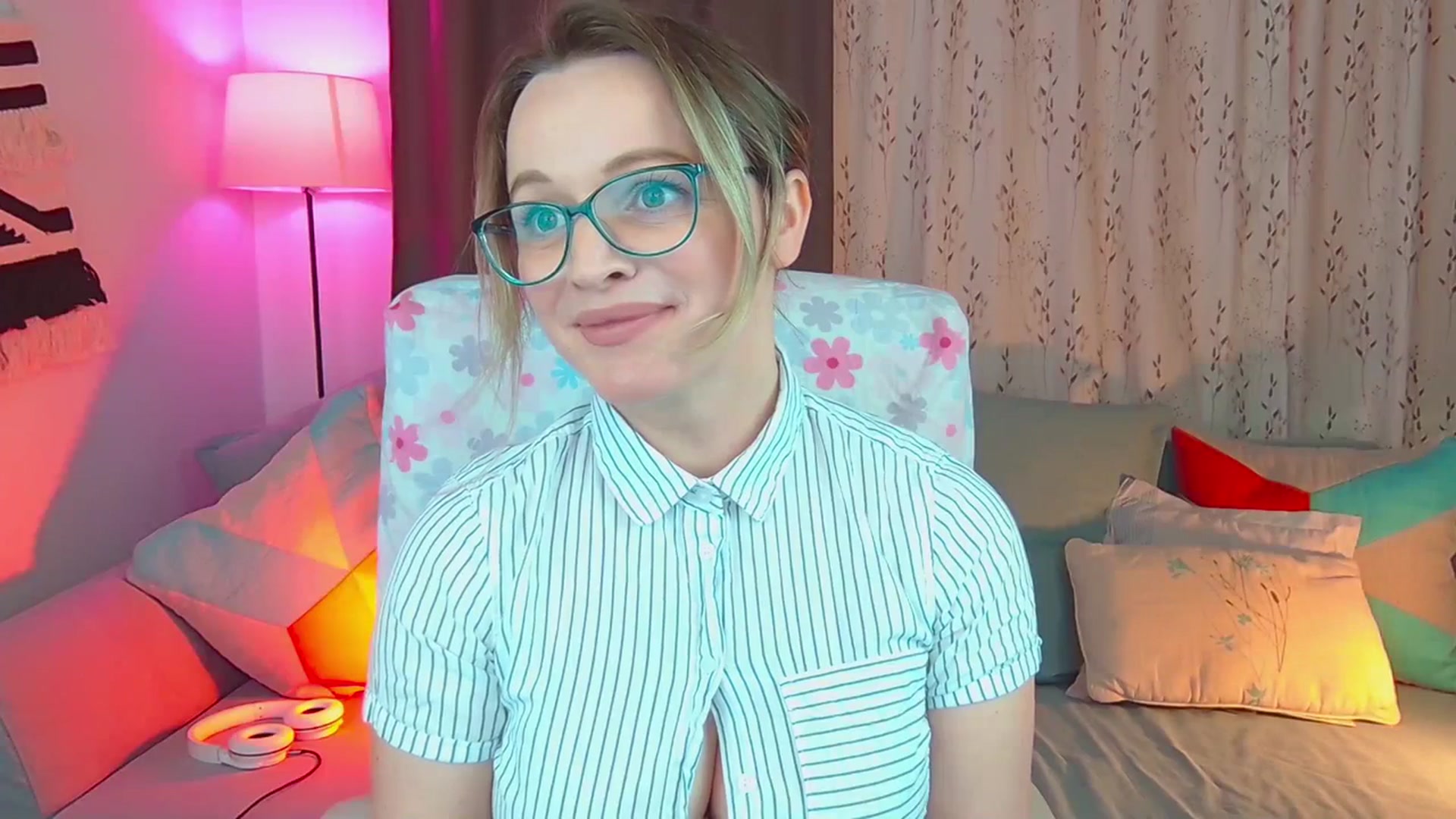 Gallery image thumbnail from SweetDazzle's myfreecams stream on, 02/09/2024, 13:27 image 7 of 20