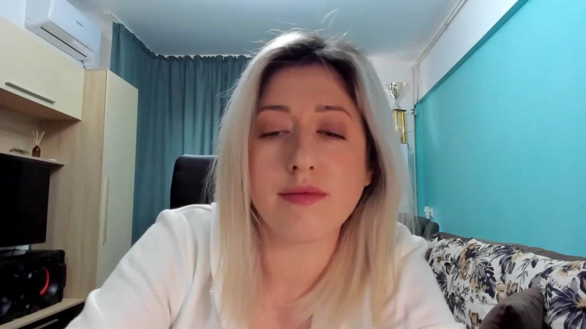 Gallery image thumbnail from SweetDelia_'s myfreecams stream on, 01/12/2024, 11:40 image 2 of 20