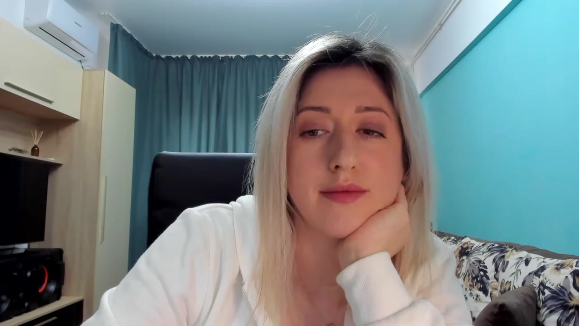 Gallery image thumbnail from SweetDelia_'s myfreecams stream on, 01/12/2024, 11:40 image 1 of 20