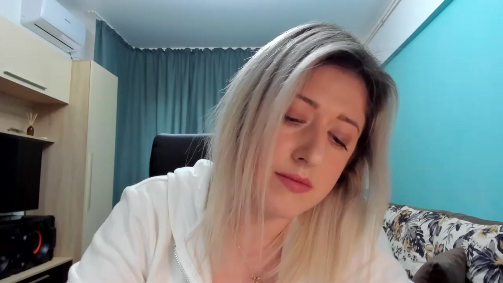 Gallery image thumbnail from SweetDelia_'s myfreecams stream on, 01/12/2024, 11:40 image 4 of 20