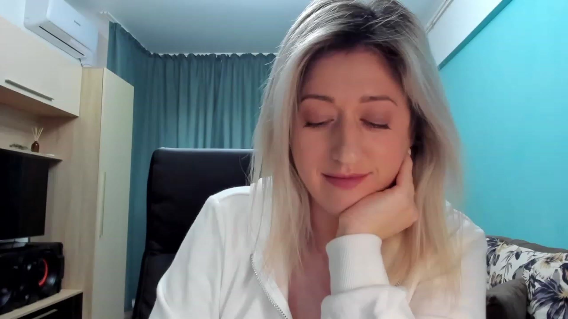 Gallery image thumbnail from SweetDelia_'s myfreecams stream on, 01/12/2024, 11:40 image 12 of 20