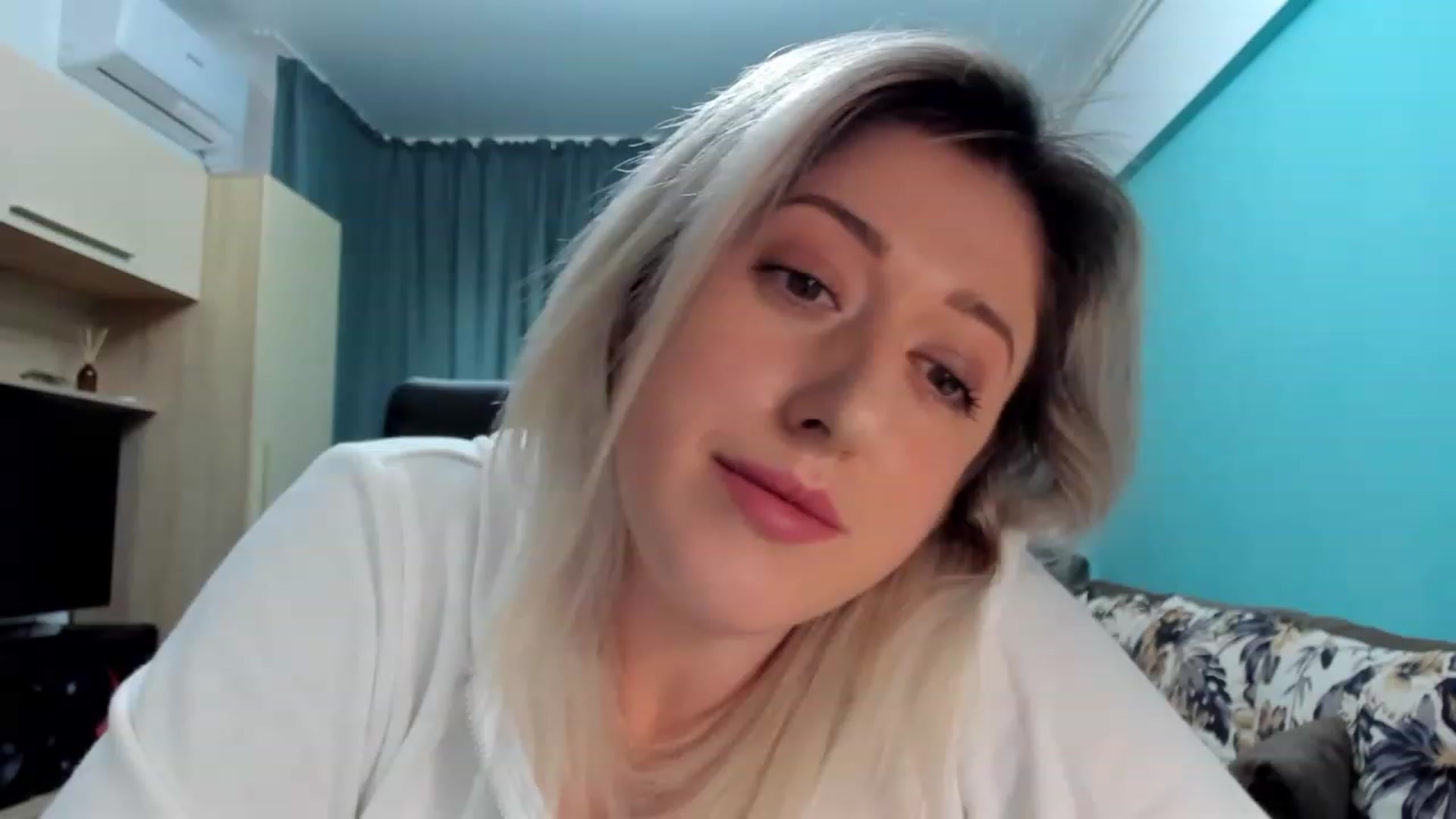 Gallery image thumbnail from SweetDelia_'s myfreecams stream on, 01/12/2024, 11:40 image 7 of 20