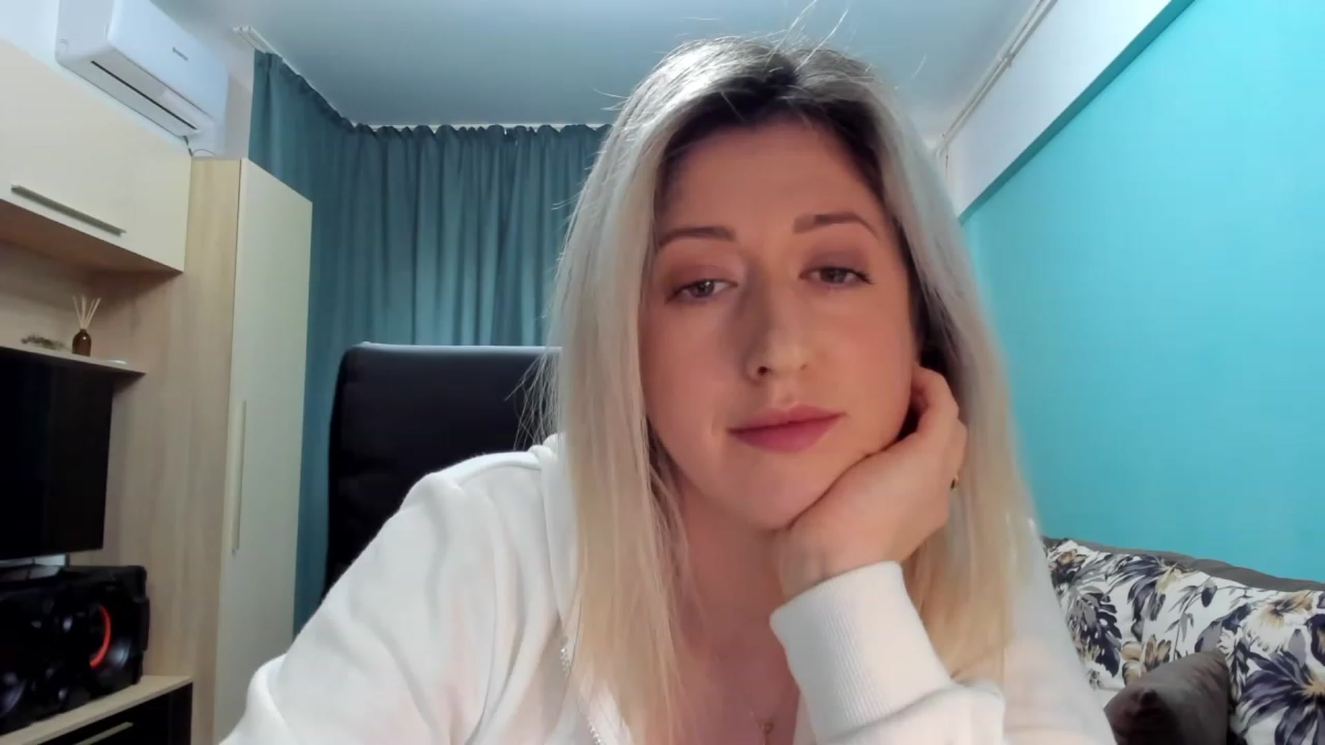 Gallery image thumbnail from SweetDelia_'s myfreecams stream on, 01/12/2024, 11:40 image 5 of 20