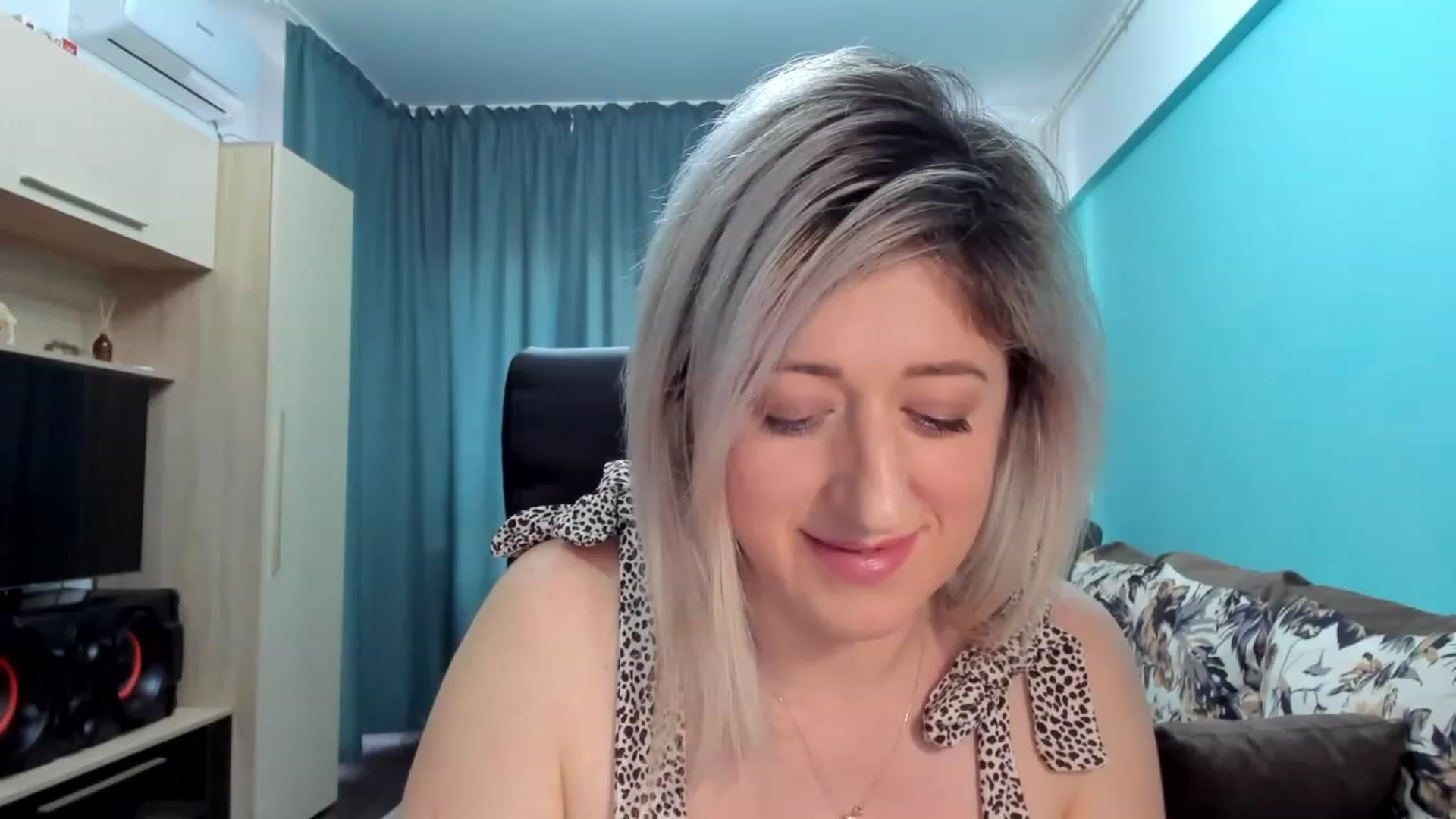 Gallery image thumbnail from SweetDelia_'s myfreecams stream on, 01/15/2024, 12:18 image 6 of 20