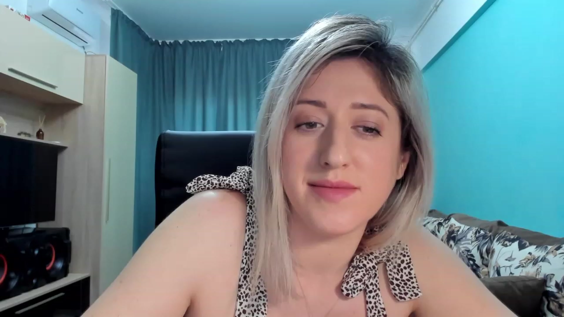 Gallery image thumbnail from SweetDelia_'s myfreecams stream on, 01/15/2024, 12:18 image 1 of 20