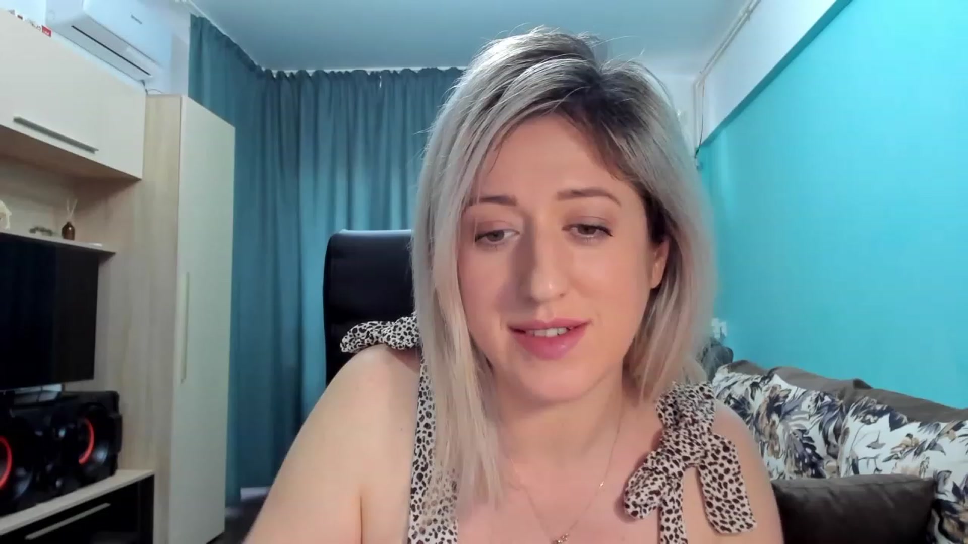 Gallery image thumbnail from SweetDelia_'s myfreecams stream on, 01/15/2024, 12:18 image 15 of 20