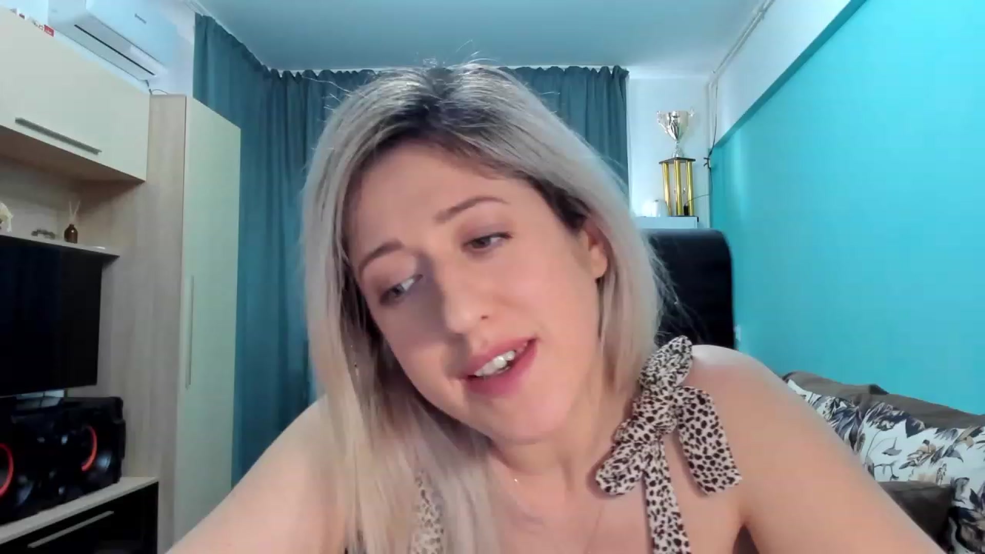 Gallery image thumbnail from SweetDelia_'s myfreecams stream on, 01/15/2024, 12:18 image 4 of 20