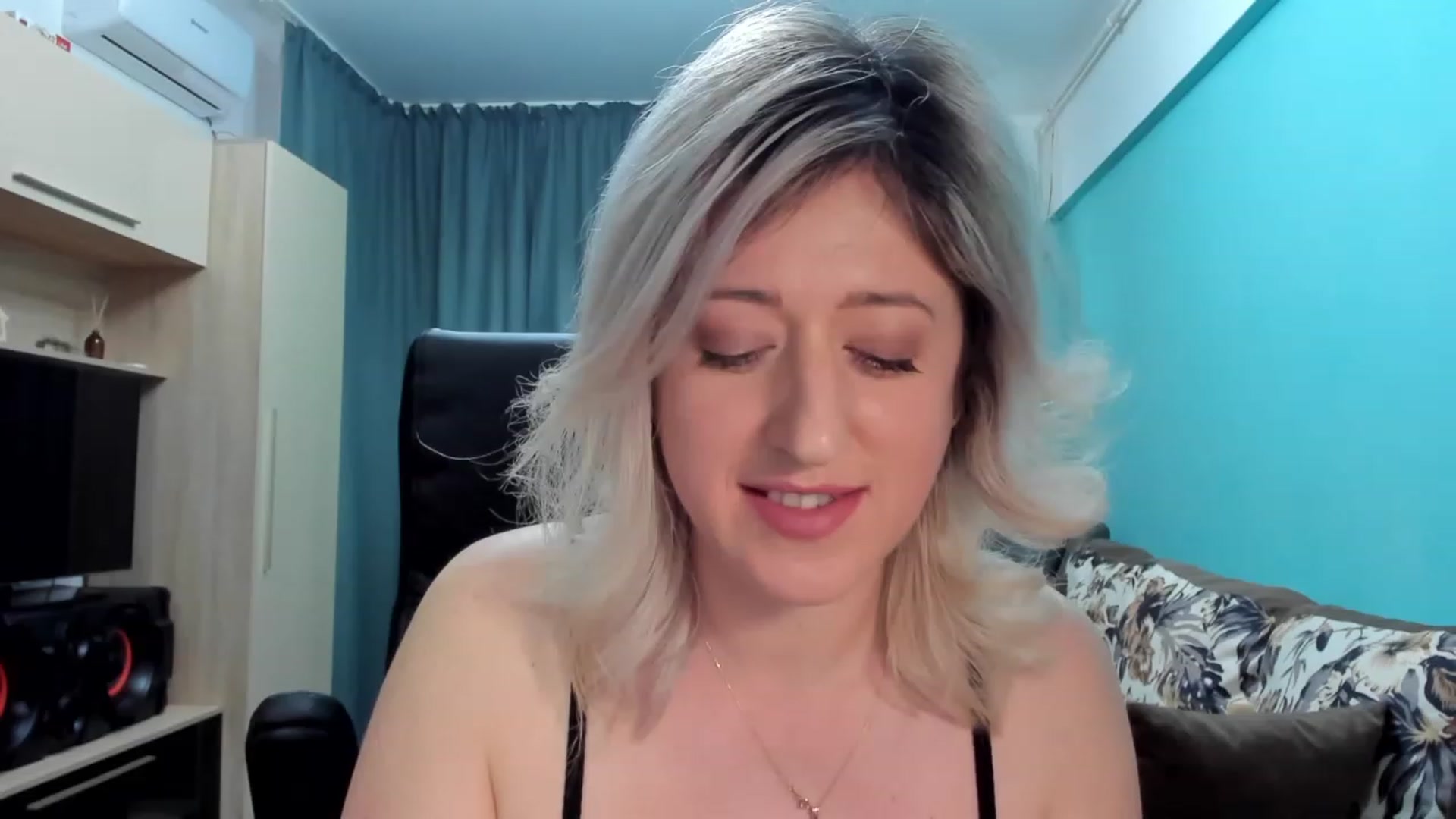 Gallery image thumbnail from SweetDelia_'s myfreecams stream on, 01/17/2024, 12:45 image 16 of 20