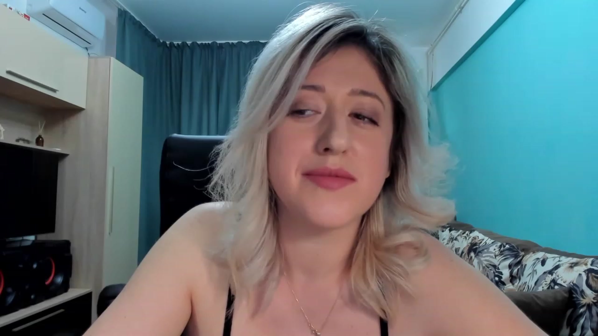 Gallery image thumbnail from SweetDelia_'s myfreecams stream on, 01/17/2024, 12:45 image 17 of 20