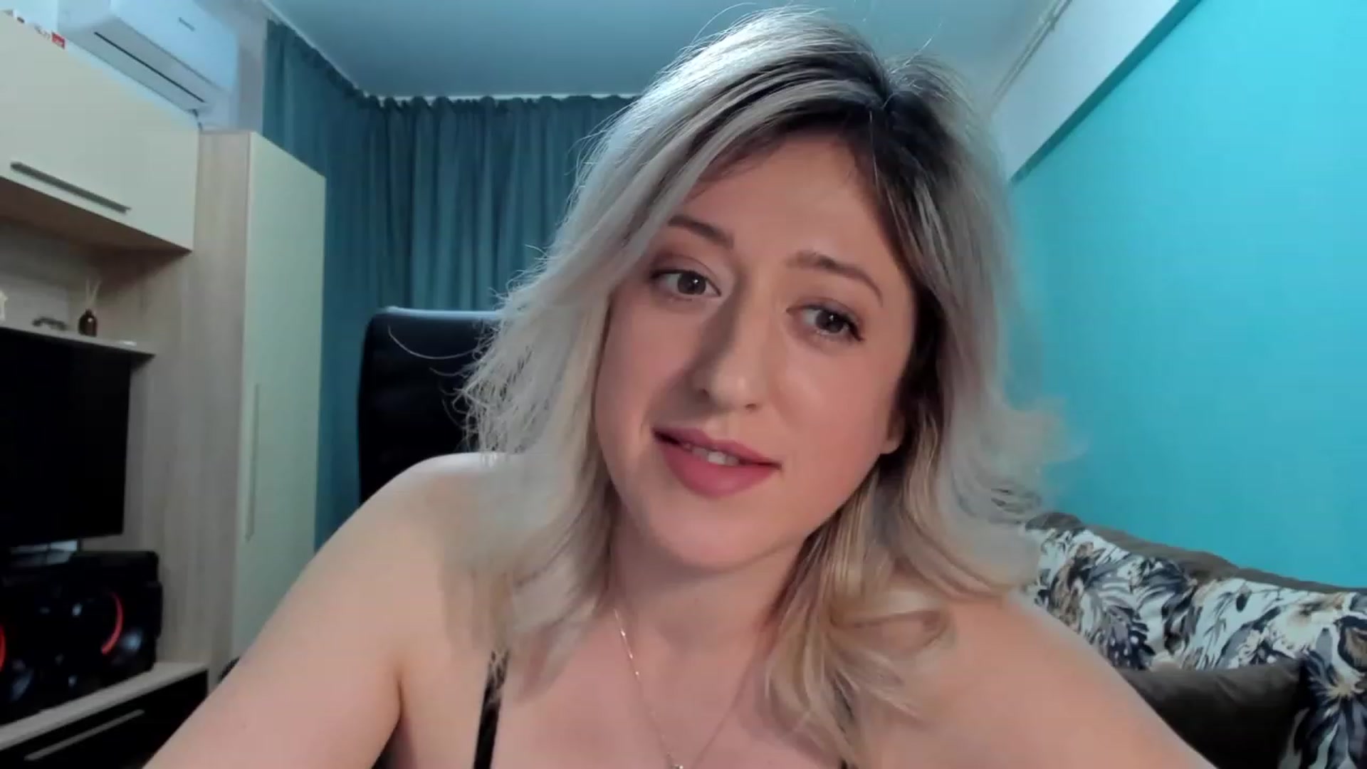 Gallery image thumbnail from SweetDelia_'s myfreecams stream on, 01/17/2024, 12:45 image 15 of 20